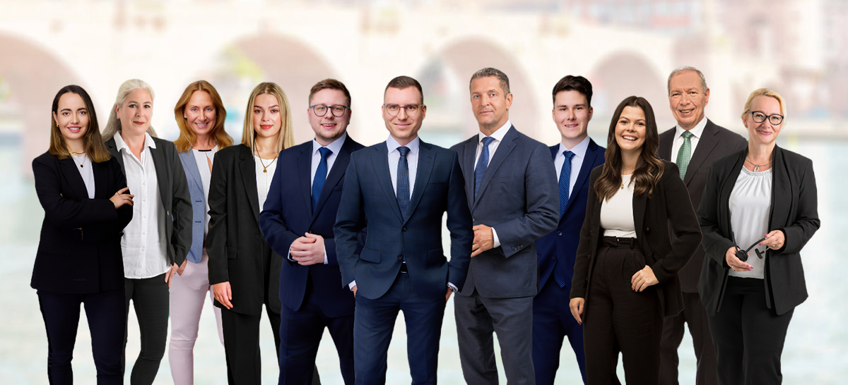 Teambild vor verschwommenem Hintergrund - Krebs Immobilien