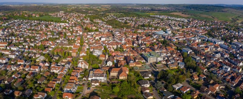 Luftaufnahme von Wiesloch, eine Stadt in der Metropolregion Rhein-Neckar, mit einer Mischung aus modernen und traditionellen Gebäuden.