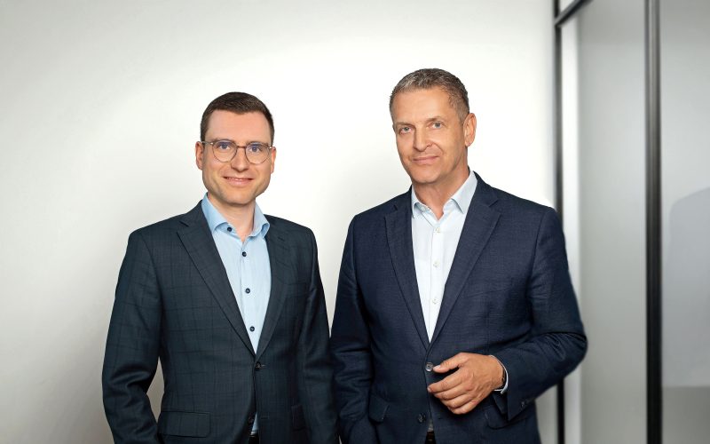 Niklas Gimpel und Ralf Krebs Niklas Gimpel und Ralf Krebs stehen im Büro