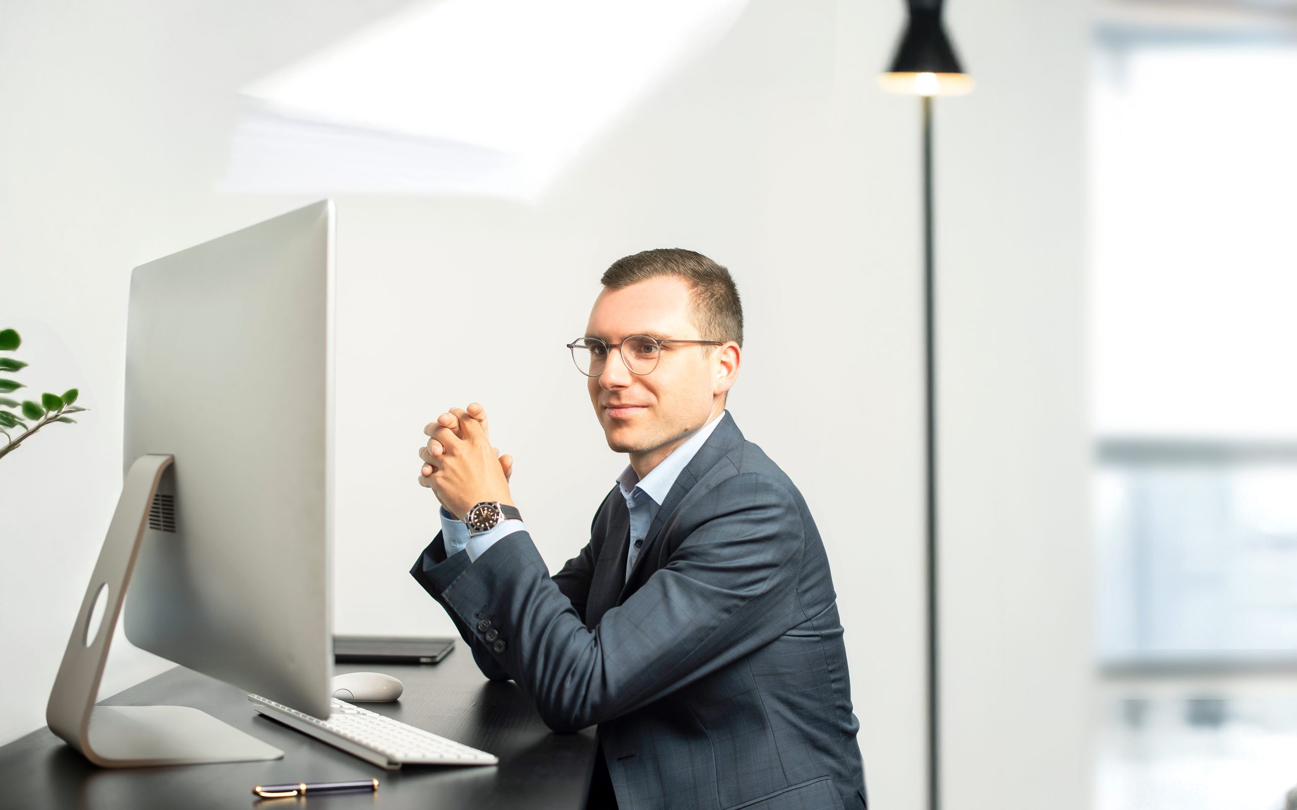 Niklas Gimpel im Büro an einem Schreibtisch