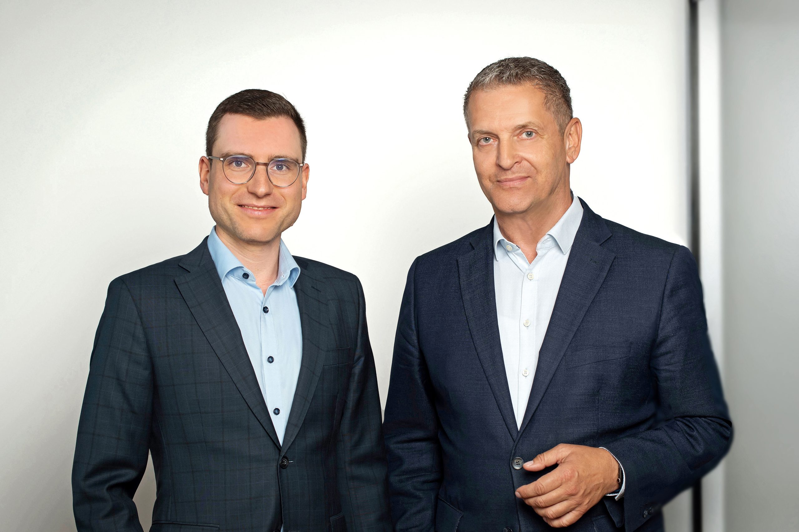 Niklas Gimpel und Ralf Krebs stehen im Büro
