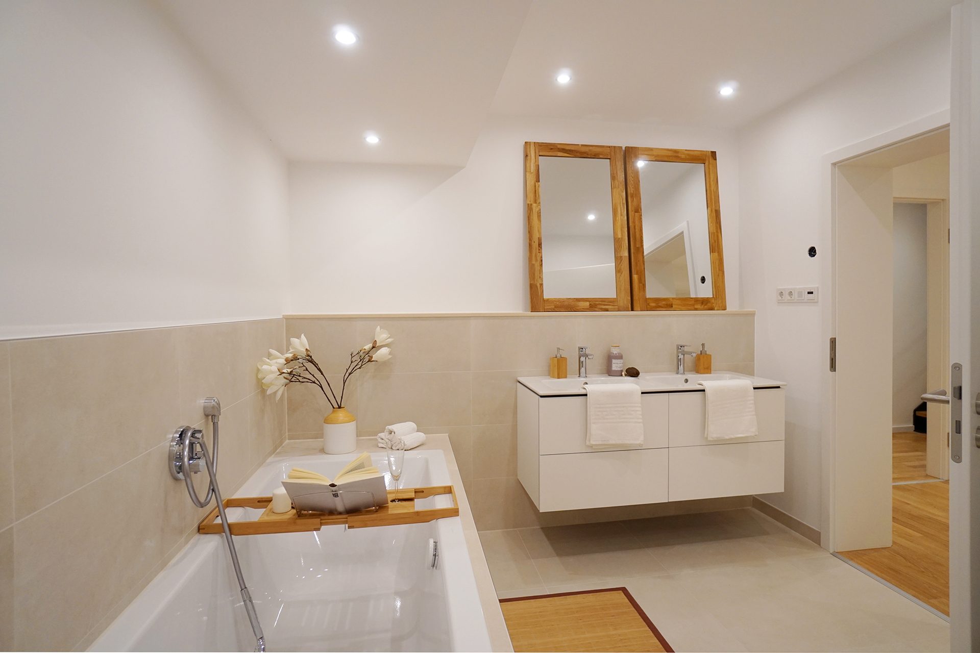 Immobilienangebot - Heidelberg - Alle - Frisch renovierte, großzügige Maisonette-Wohnung mit Wintergarten und zwei TG-Stellplätzen