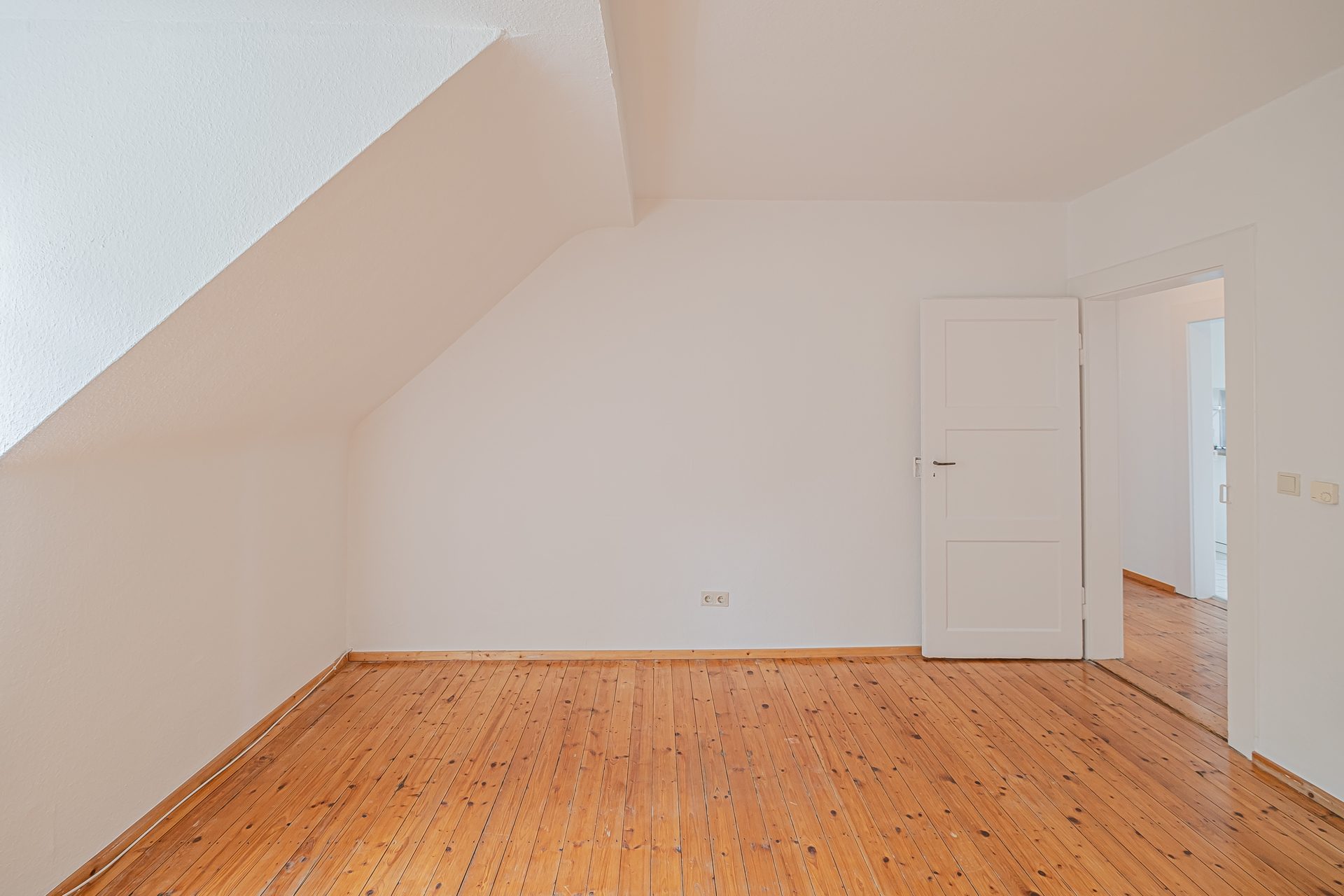 Immobilienangebot - Mannheim - Alle - Helle Dreizimmer-Dachgeschosswohnung in zentraler Lage –  Ideal für Altbauliebhaber