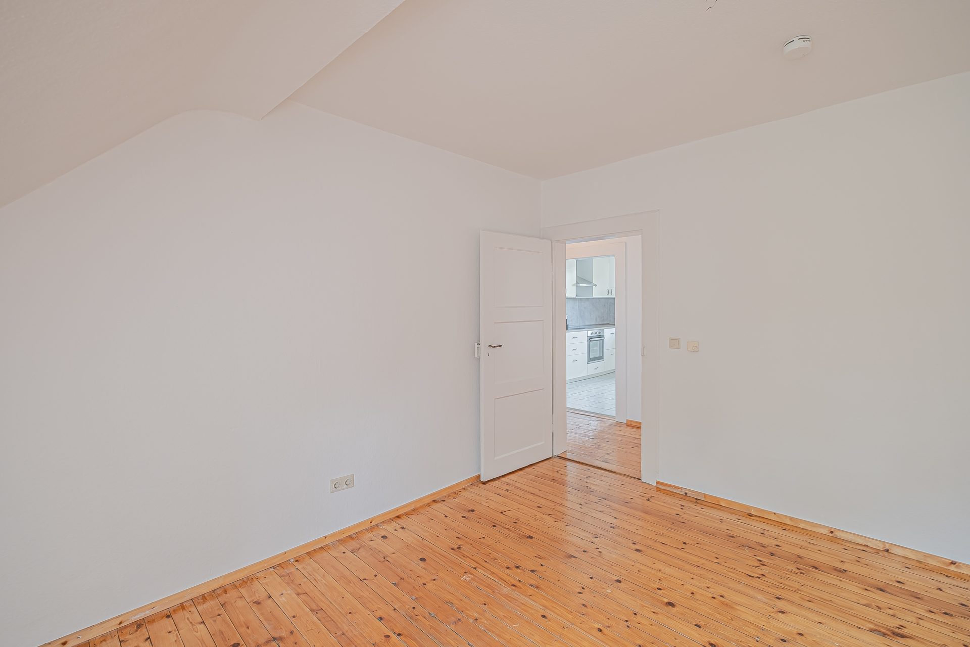 Immobilienangebot - Mannheim - Alle - Helle Dreizimmer-Dachgeschosswohnung in zentraler Lage –  Ideal für Altbauliebhaber