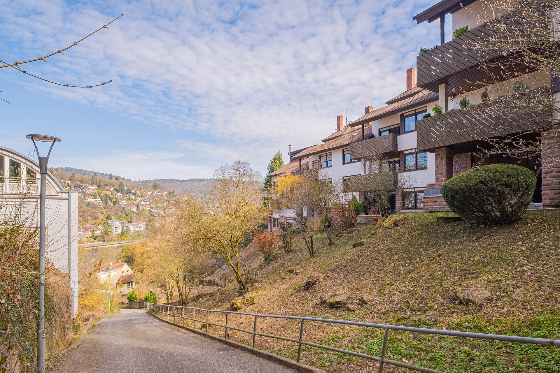 Immobilienangebot - Heidelberg - Alle - HD-Schlierbach: Charmante 2,5 Zimmer-Atelierwohnung im 
DG mit Galerie, Terrasse und Neckarblick