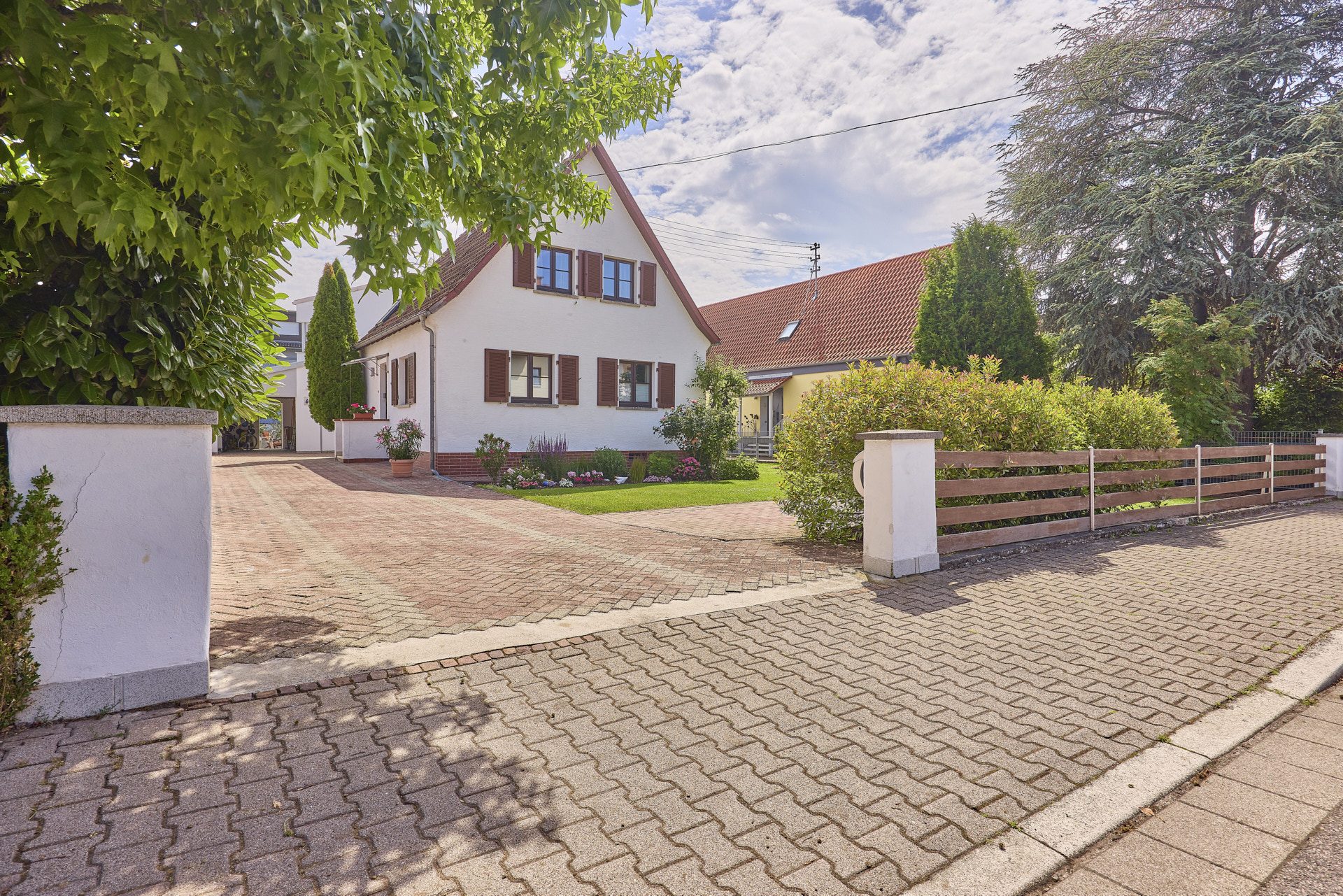 Immobilienangebot - Walldorf - Alle - Außergewöhnliches Anwesen mit Traumgarten und architektonisch ausgefallenem Anbau in Walldorf