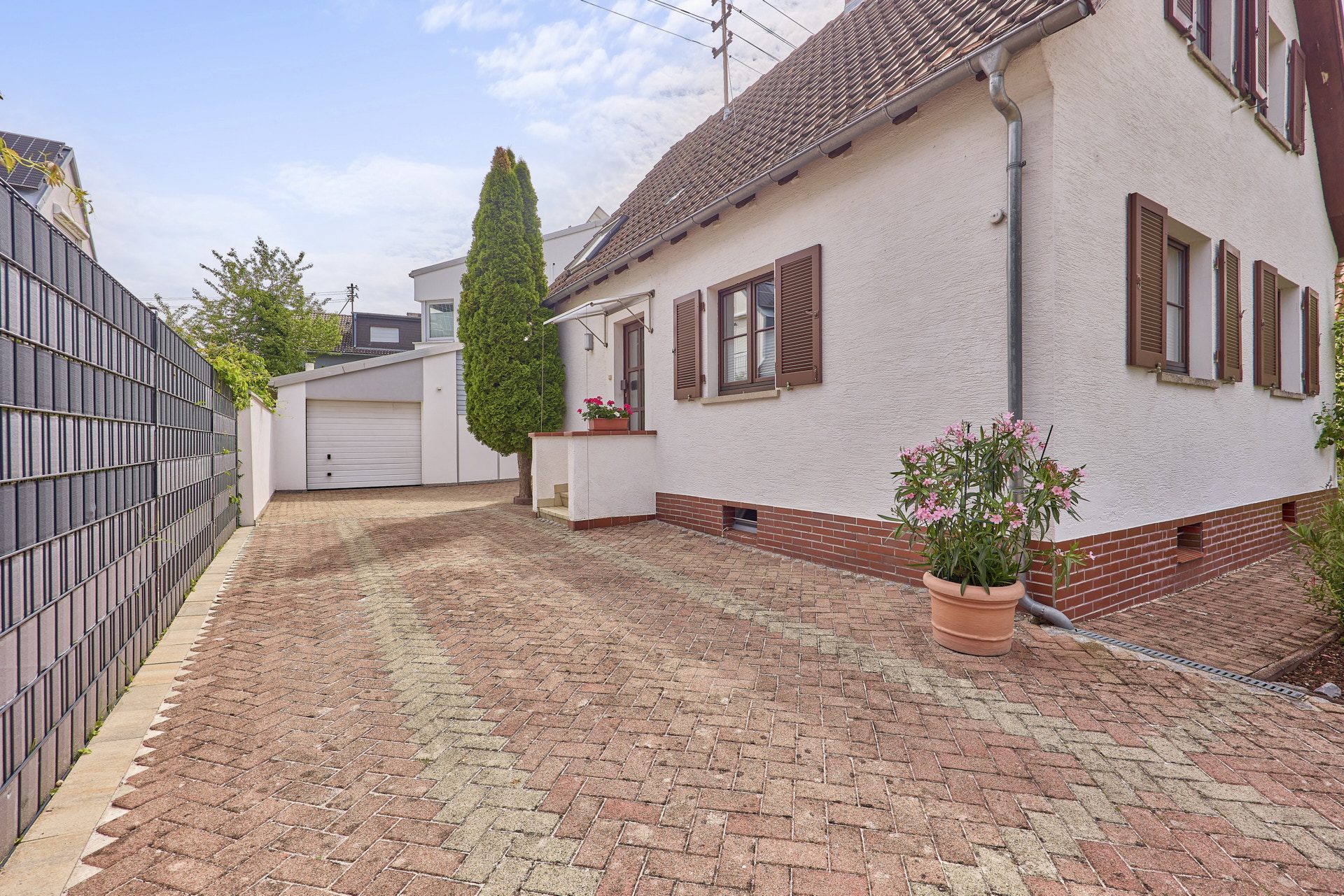 Immobilienangebot - Walldorf - Alle - Außergewöhnliches Anwesen mit Traumgarten und architektonisch ausgefallenem Anbau in Walldorf