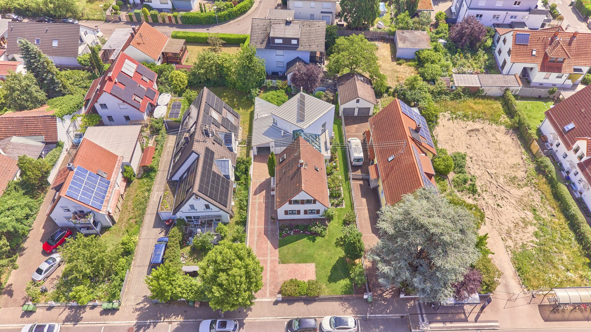 Immobilienangebot - Walldorf - Alle - Außergewöhnliches Anwesen mit Traumgarten und architektonisch ausgefallenem Anbau in Walldorf