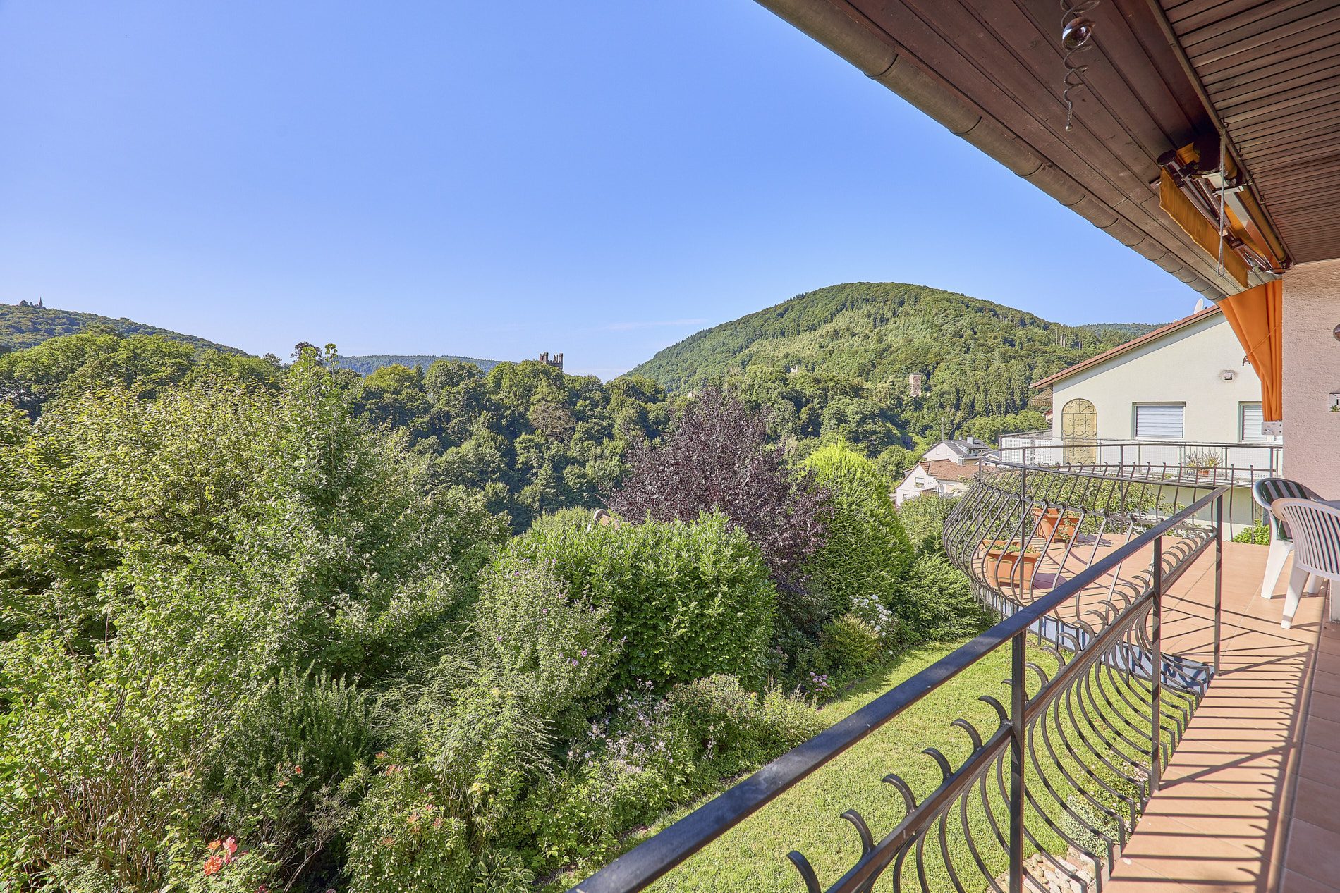 Immobilienangebot - Neckarsteinach - Alle - Burgenpanorama inklusive: sonnenverwöhntes Ein- bis Zweifamilienhaus mit prächtigem Privatgarten