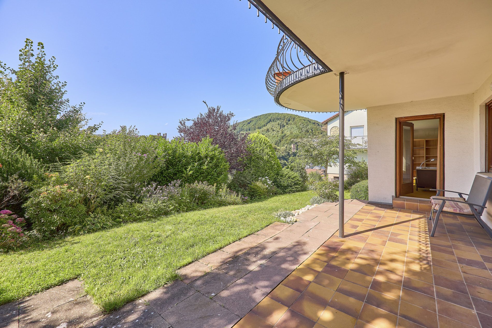 Immobilienangebot - Neckarsteinach - Alle - Burgenpanorama inklusive: sonnenverwöhntes Ein- bis Zweifamilienhaus mit prächtigem Privatgarten