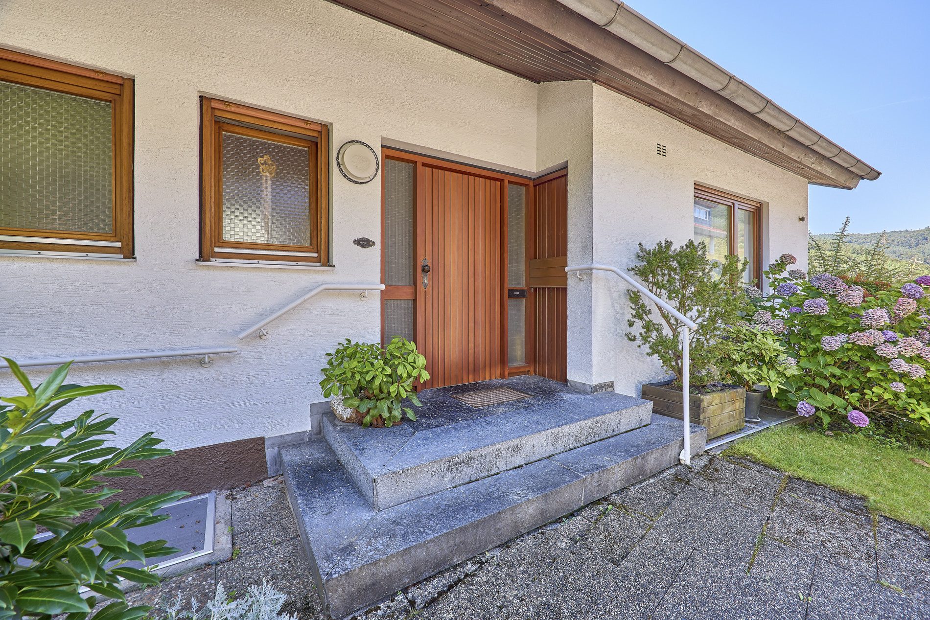 Immobilienangebot - Neckarsteinach - Alle - Burgenpanorama inklusive: sonnenverwöhntes Ein- bis Zweifamilienhaus mit prächtigem Privatgarten
