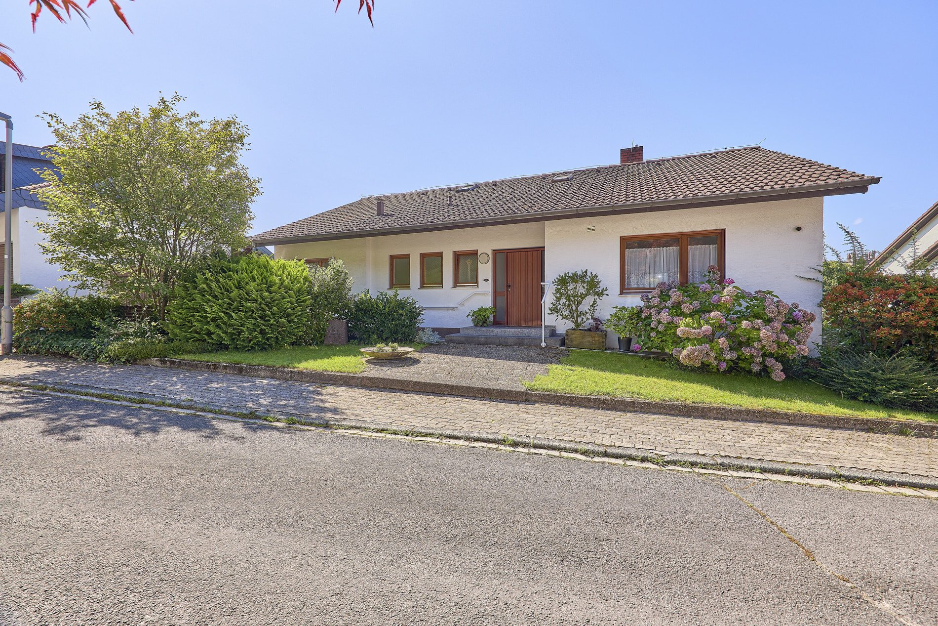 Immobilienangebot - Neckarsteinach - Alle - Burgenpanorama inklusive: sonnenverwöhntes Ein- bis Zweifamilienhaus mit prächtigem Privatgarten