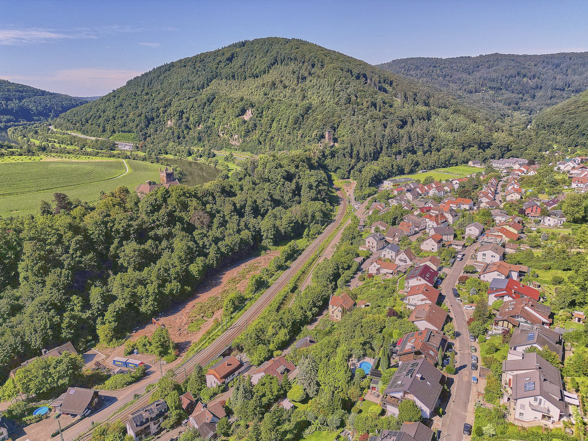 Immobilienangebot - Neckarsteinach - Alle - Burgenpanorama inklusive: sonnenverwöhntes Ein- bis Zweifamilienhaus mit prächtigem Privatgarten