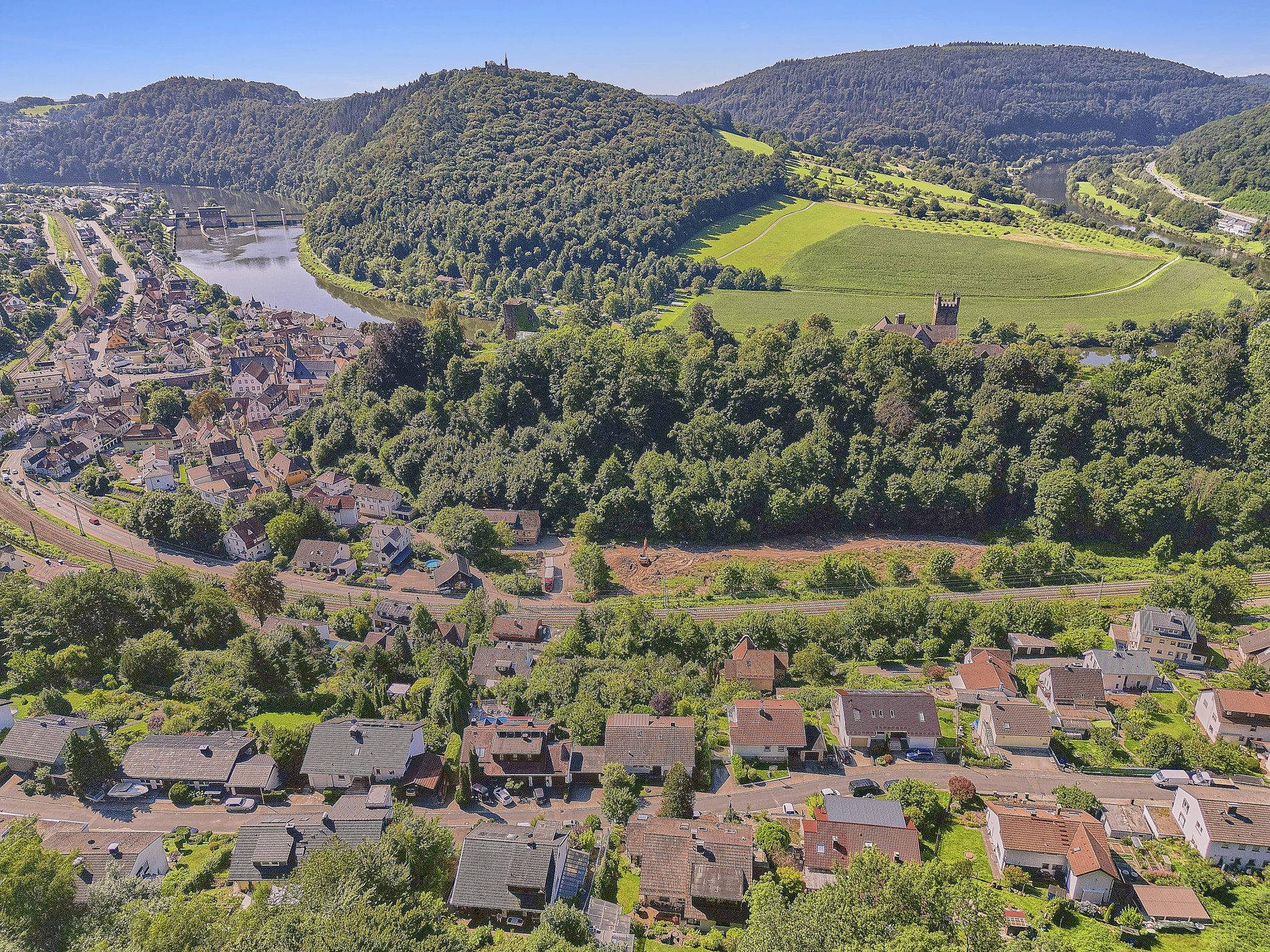 Immobilienangebot - Neckarsteinach - Alle - Burgenpanorama inklusive: sonnenverwöhntes Ein- bis Zweifamilienhaus mit prächtigem Privatgarten
