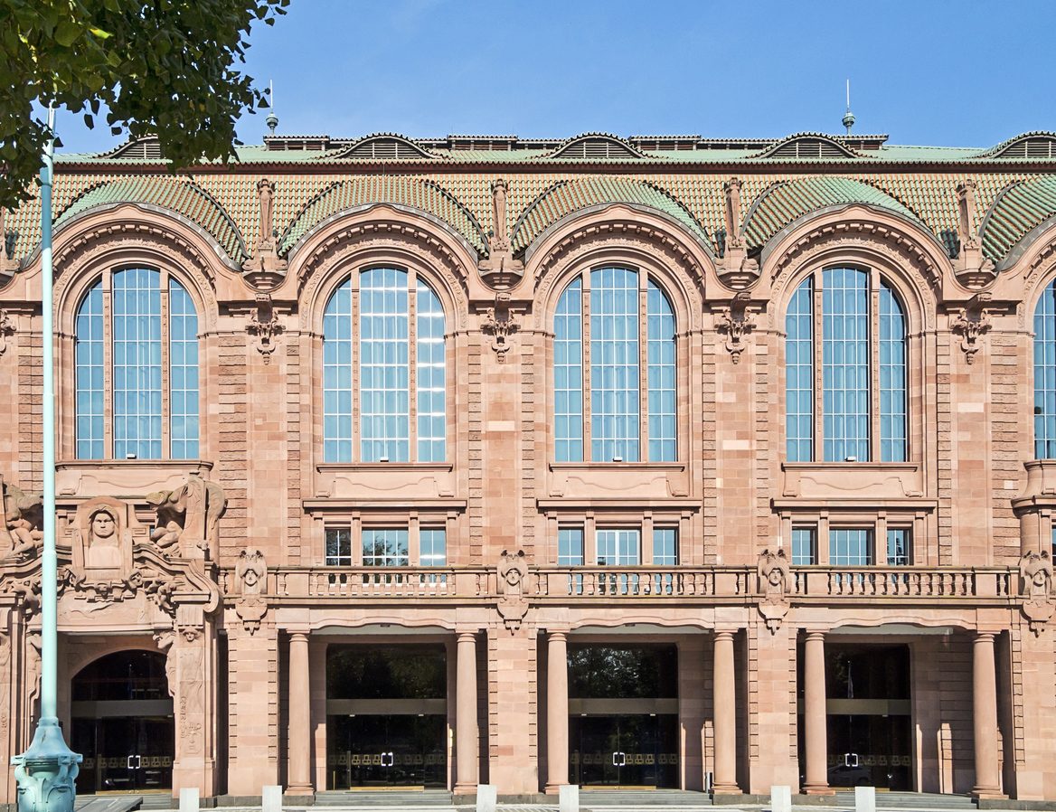 Das Team von Krebs Immobilien vor dem Rosengarten