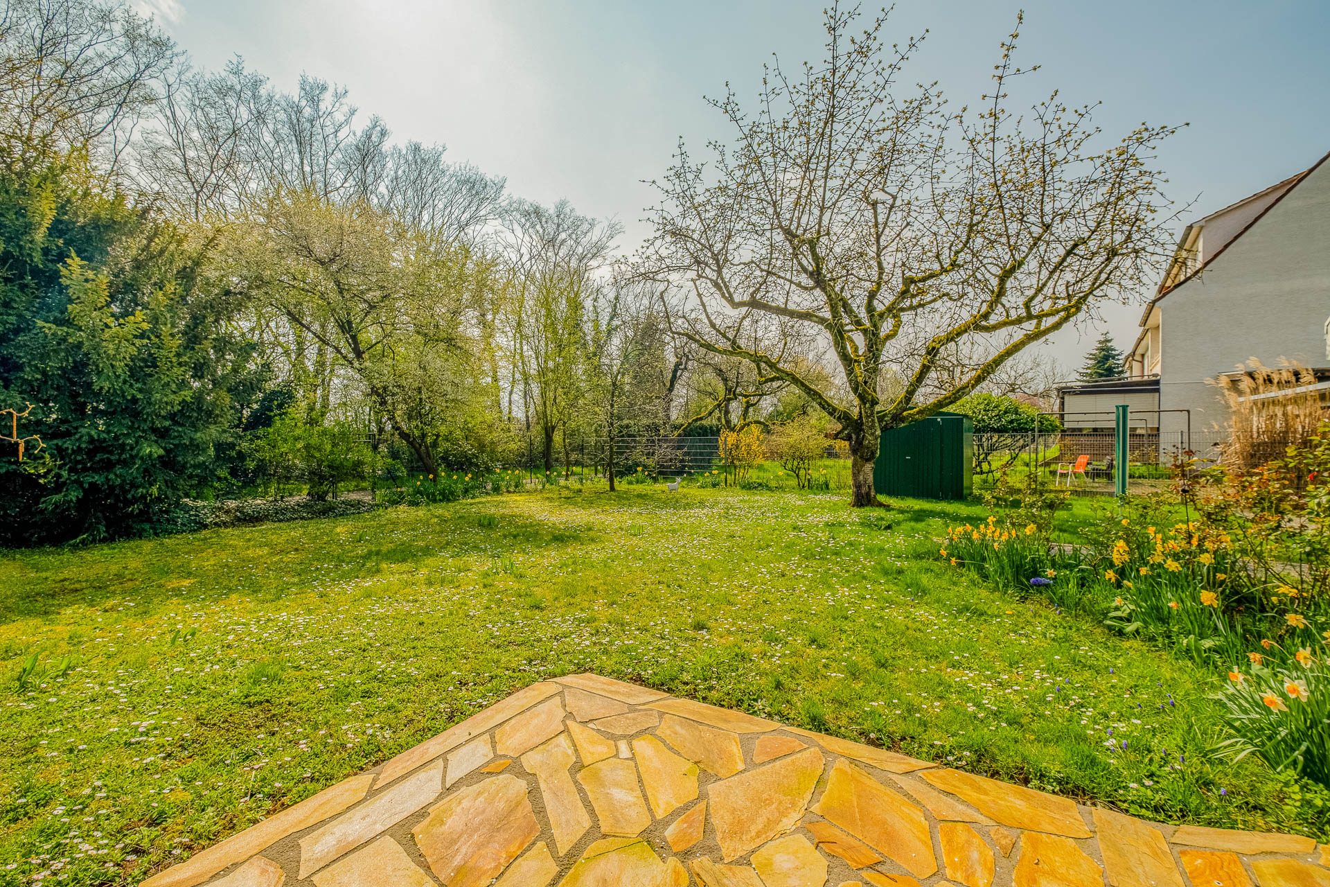 Immobilienangebot - Heidelberg - Alle - Auf Erbpachtgrundstück: 3-Parteienhaus mit Garten, Garagen und vielfältigen Nutzungsmöglichkeiten