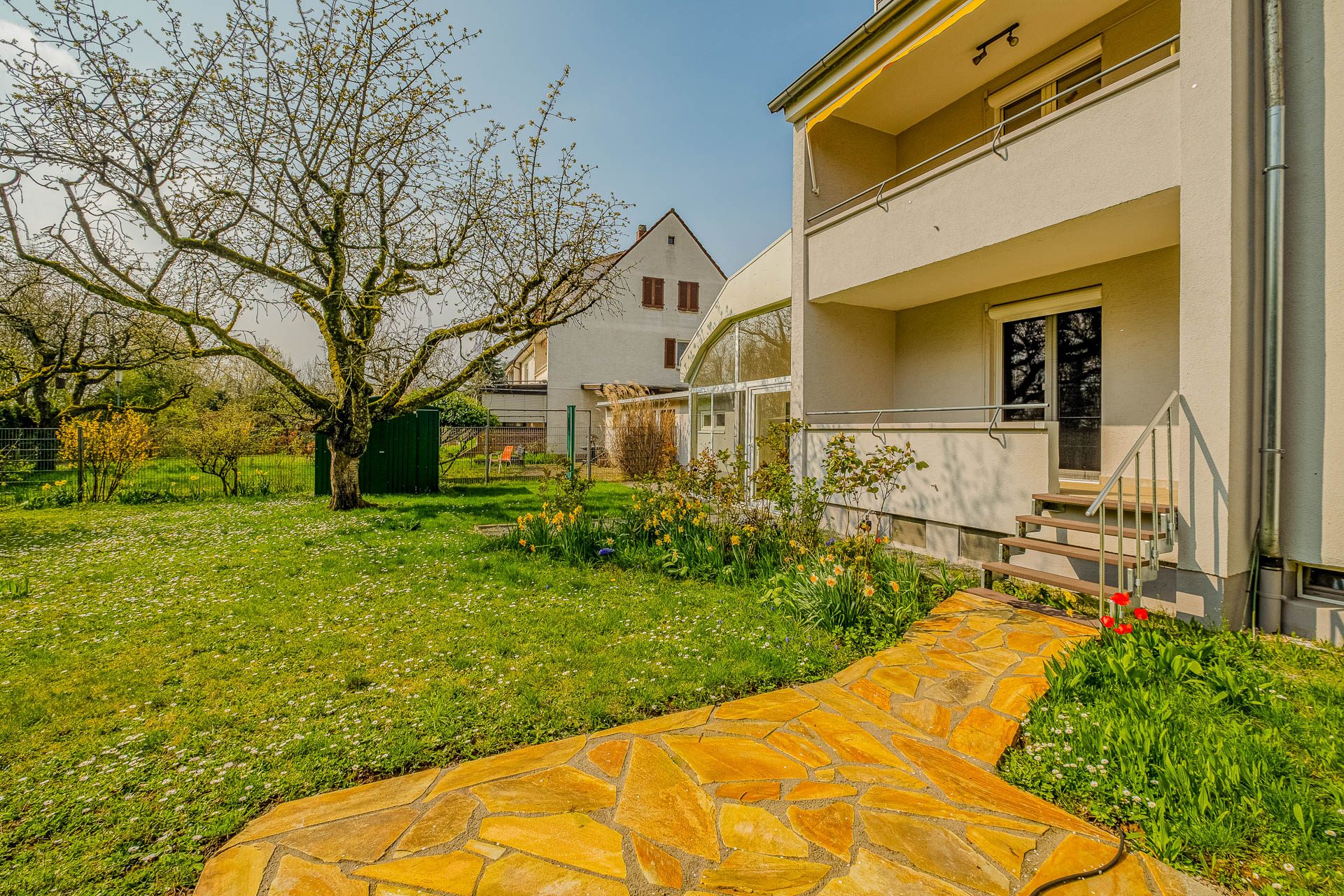 Immobilienangebot - Heidelberg - Alle - Auf Erbpachtgrundstück: 3-Parteienhaus mit Garten, Garagen und vielfältigen Nutzungsmöglichkeiten