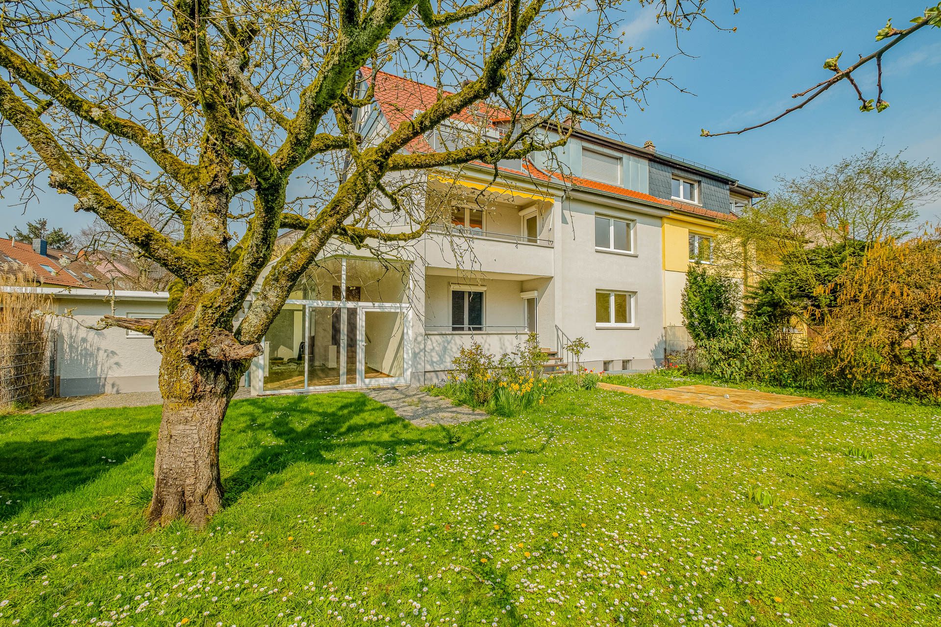 Immobilienangebot - Heidelberg - Alle - Auf Erbpachtgrundstück: 3-Parteienhaus mit Garten, Garagen und vielfältigen Nutzungsmöglichkeiten