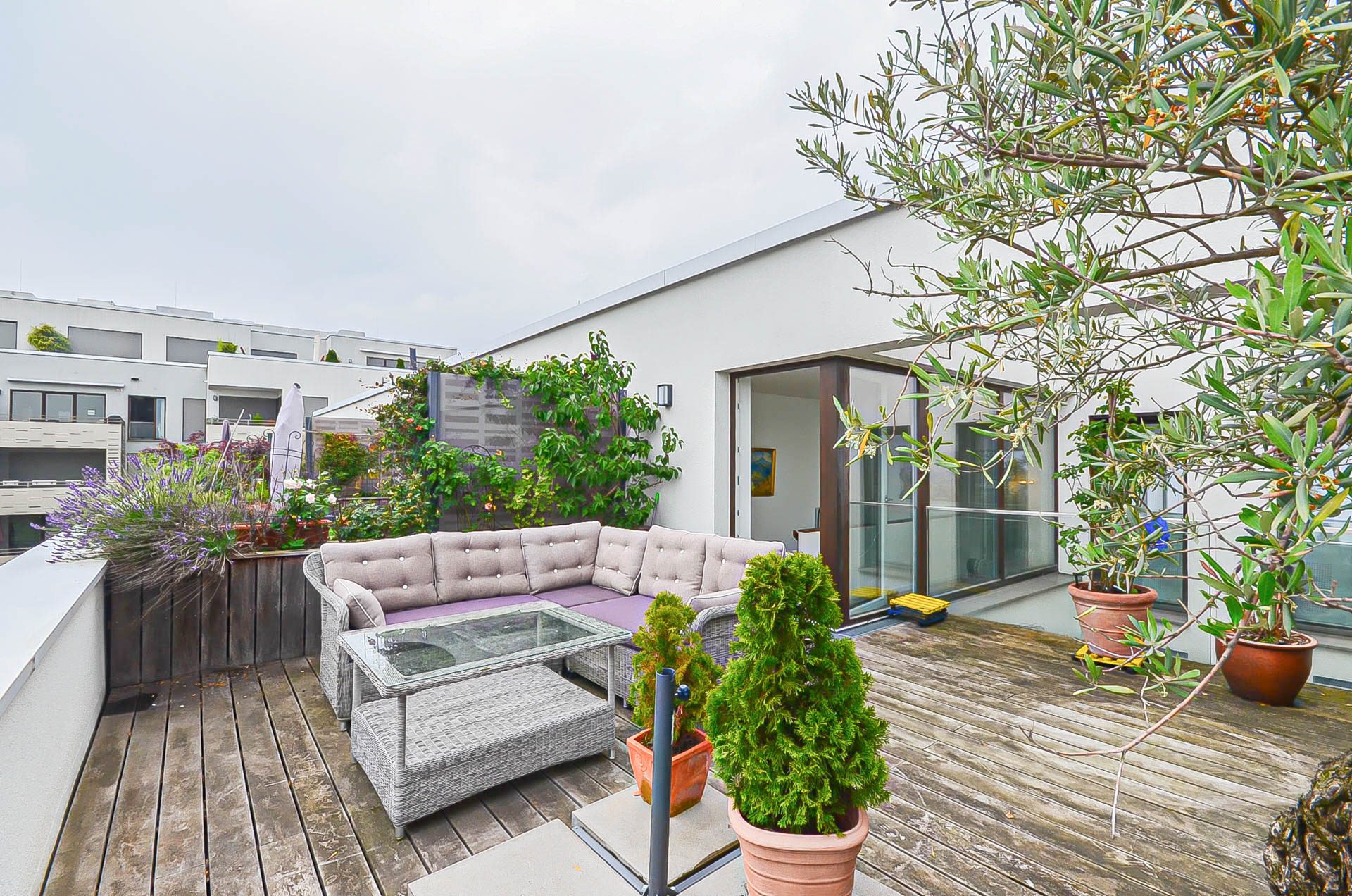 Immobilienangebot - Heidelberg - Alle - Attraktive Crossover-Wohnung mit TG-Stellplatz, Balkon, Atrium und Dachterrasse im Reihenhausstil