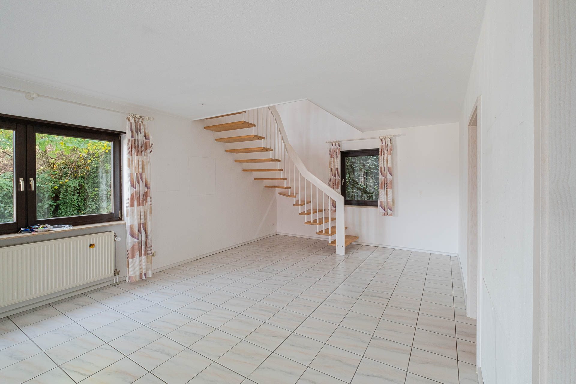 Immobilienangebot - Schriesheim - Alle - Großzügige Maisonette-Wohnung mit
Kamin, Balkon & Dachterrasse im Zentrum Schriesheims