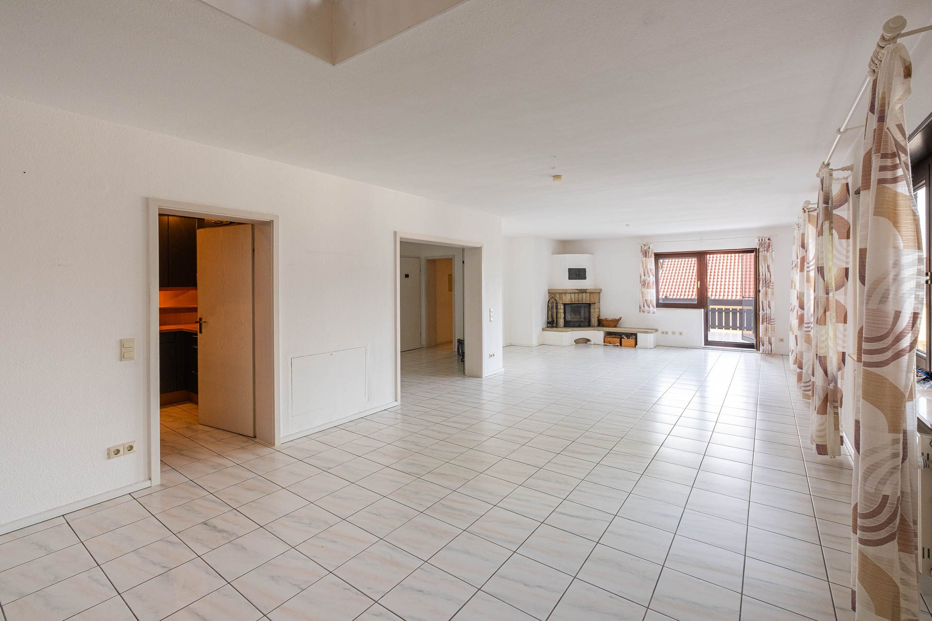 Immobilienangebot - Schriesheim - Alle - Großzügige Maisonette-Wohnung mit
Kamin, Balkon & Dachterrasse im Zentrum Schriesheims