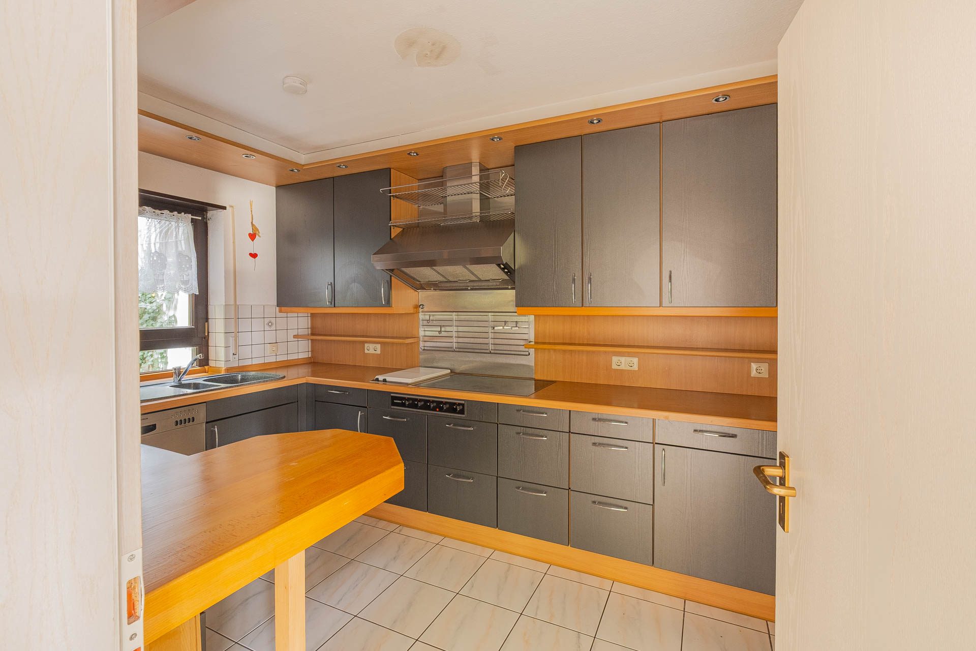 Immobilienangebot - Schriesheim - Alle - Großzügige Maisonette-Wohnung mit
Kamin, Balkon & Dachterrasse im Zentrum Schriesheims