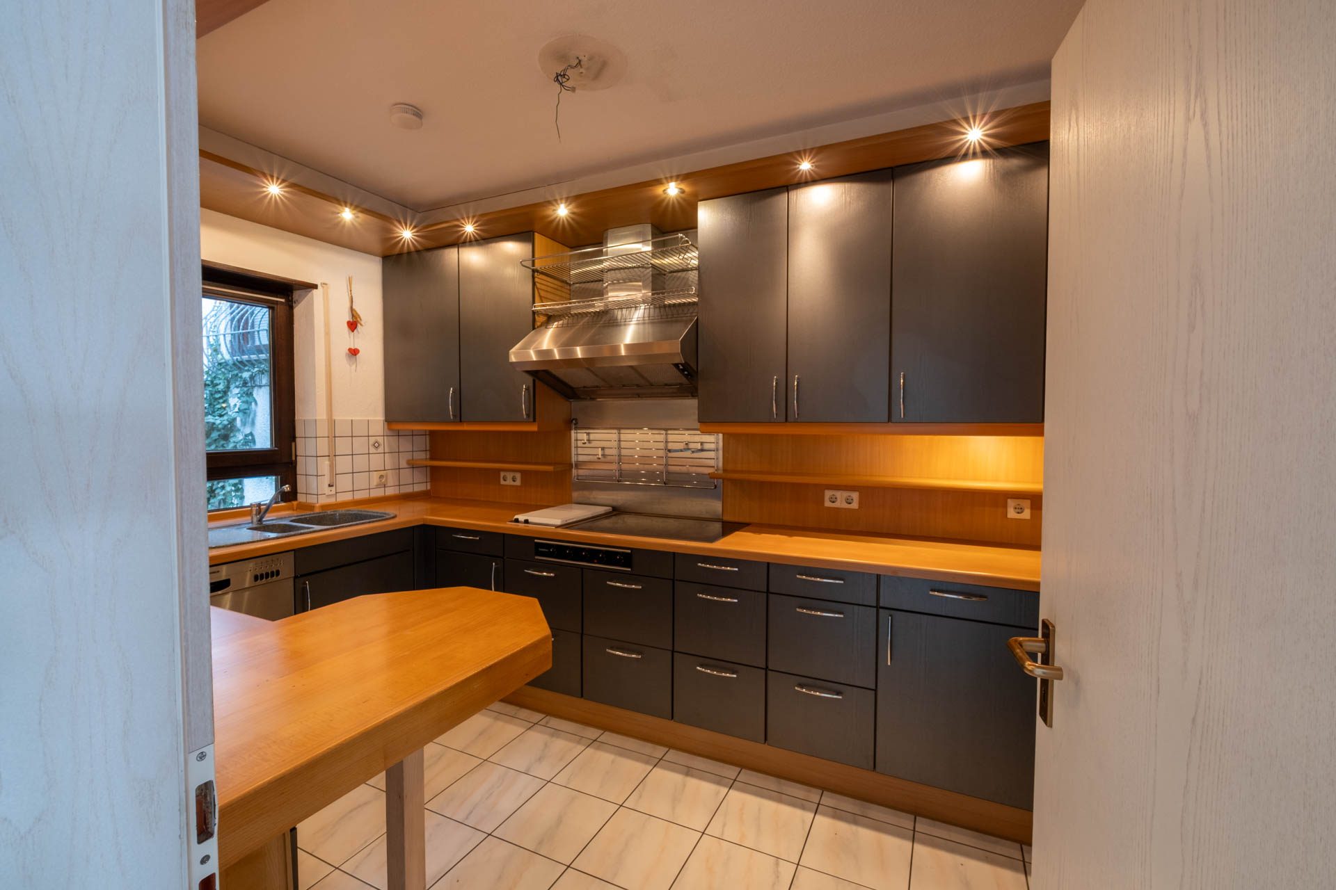 Immobilienangebot - Schriesheim - Alle - Großzügige Maisonette-Wohnung mit
Kamin, Balkon & Dachterrasse im Zentrum Schriesheims