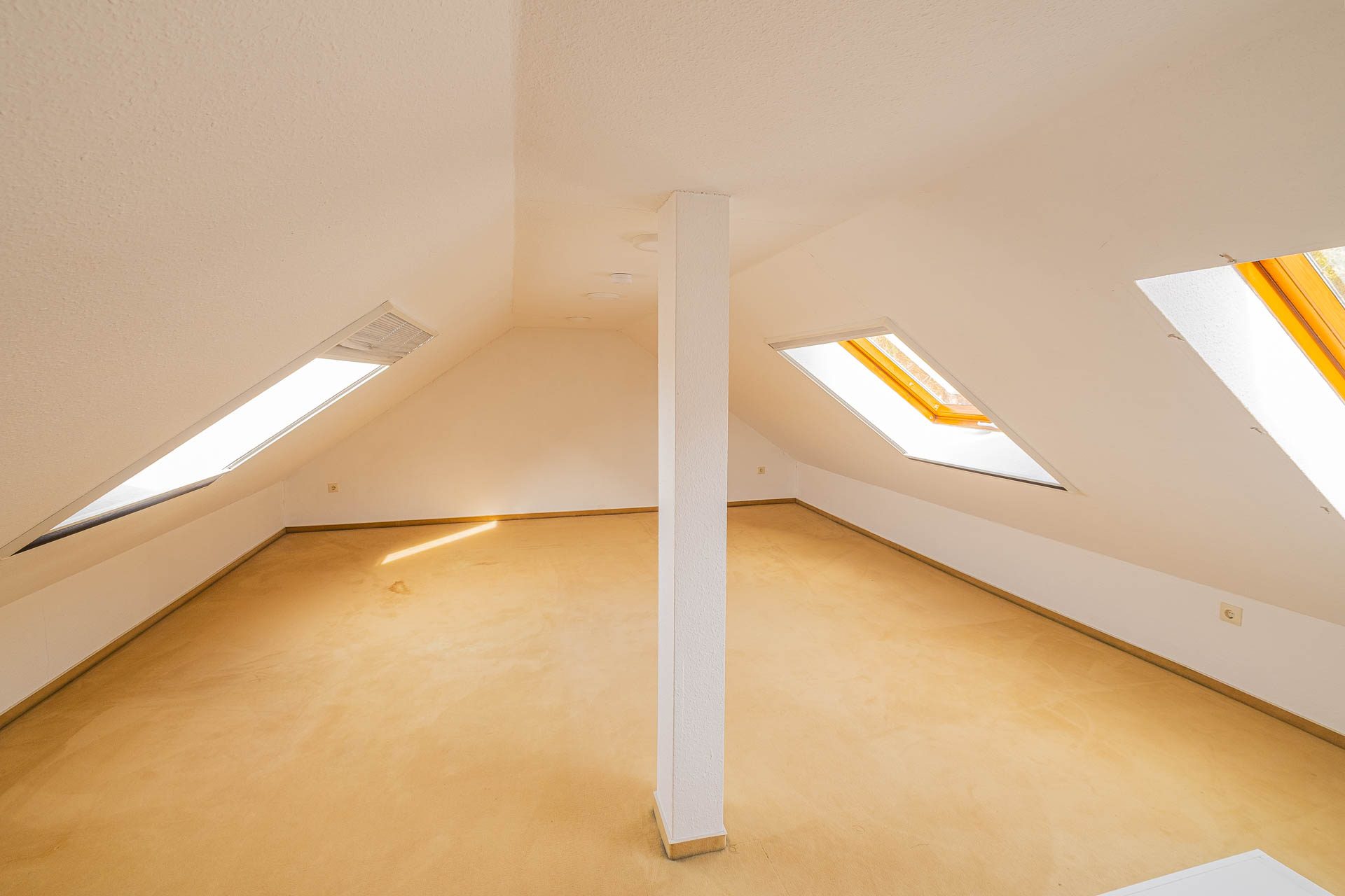 Immobilienangebot - Schriesheim - Alle - Großzügige Maisonette-Wohnung mit
Kamin, Balkon & Dachterrasse im Zentrum Schriesheims