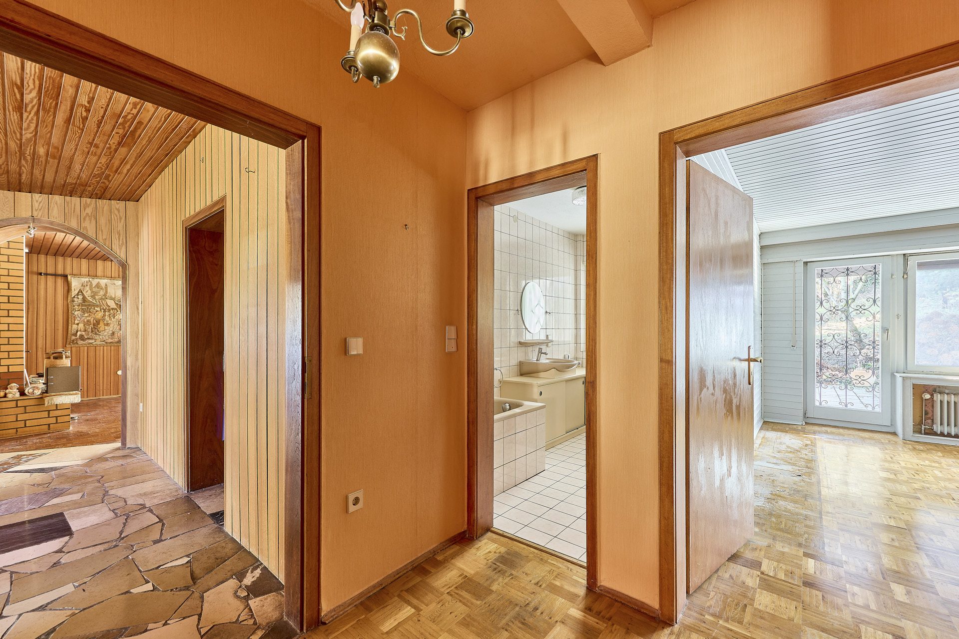 Immobilienangebot - Schriesheim - Alle - Großzügig wohnen in begehrter Lage:
Rarität mit großer Terrasse, Wellnessbereich und zwei Garagen