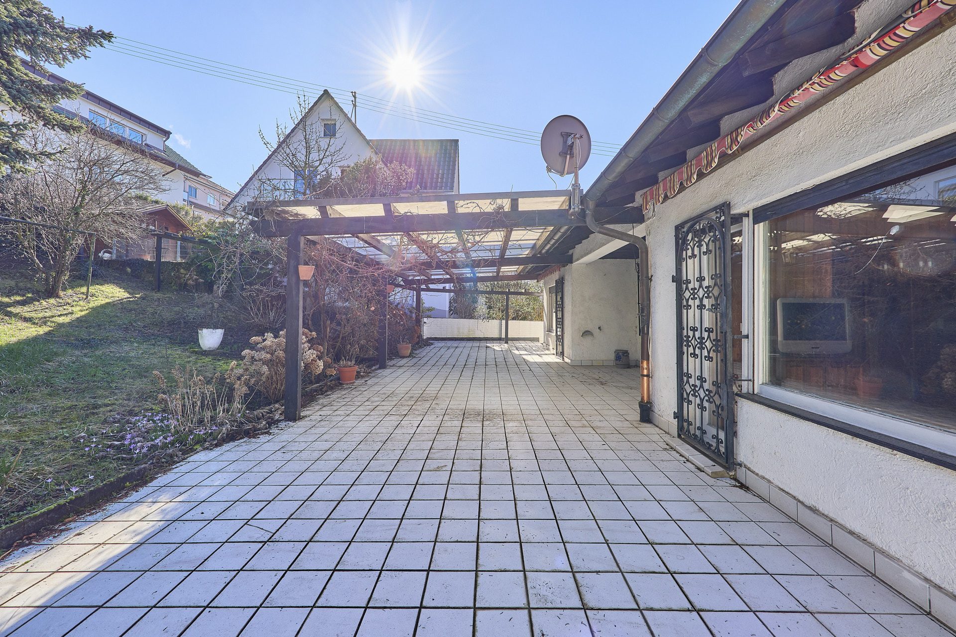 Immobilienangebot - Schriesheim - Alle - Großzügig wohnen in begehrter Lage:
Rarität mit großer Terrasse, Wellnessbereich und zwei Garagen