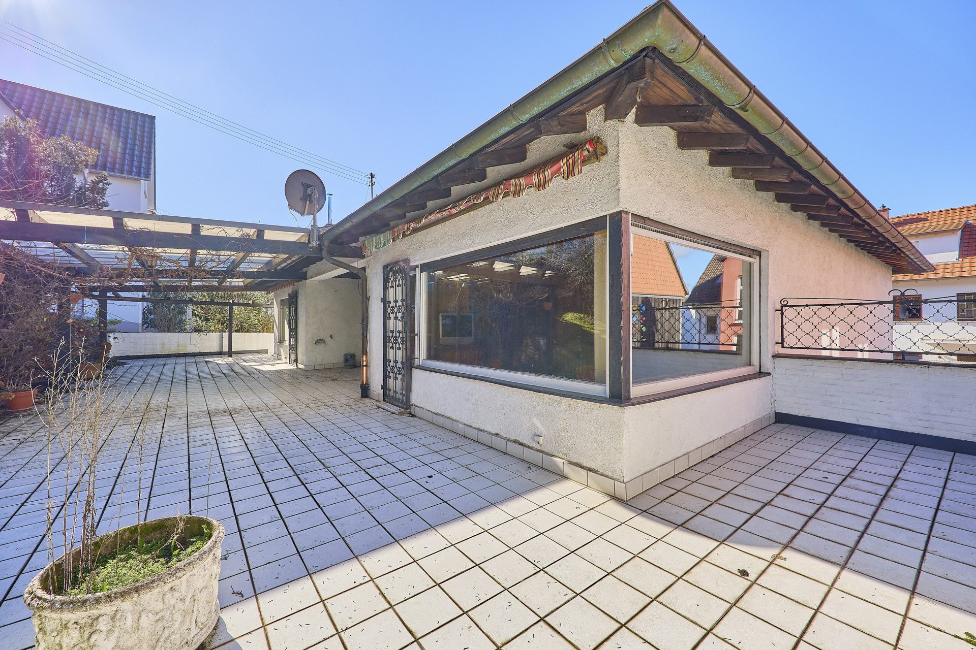 Immobilienangebot - Schriesheim - Alle - Großzügig wohnen in begehrter Lage:
Rarität mit großer Terrasse, Wellnessbereich und zwei Garagen