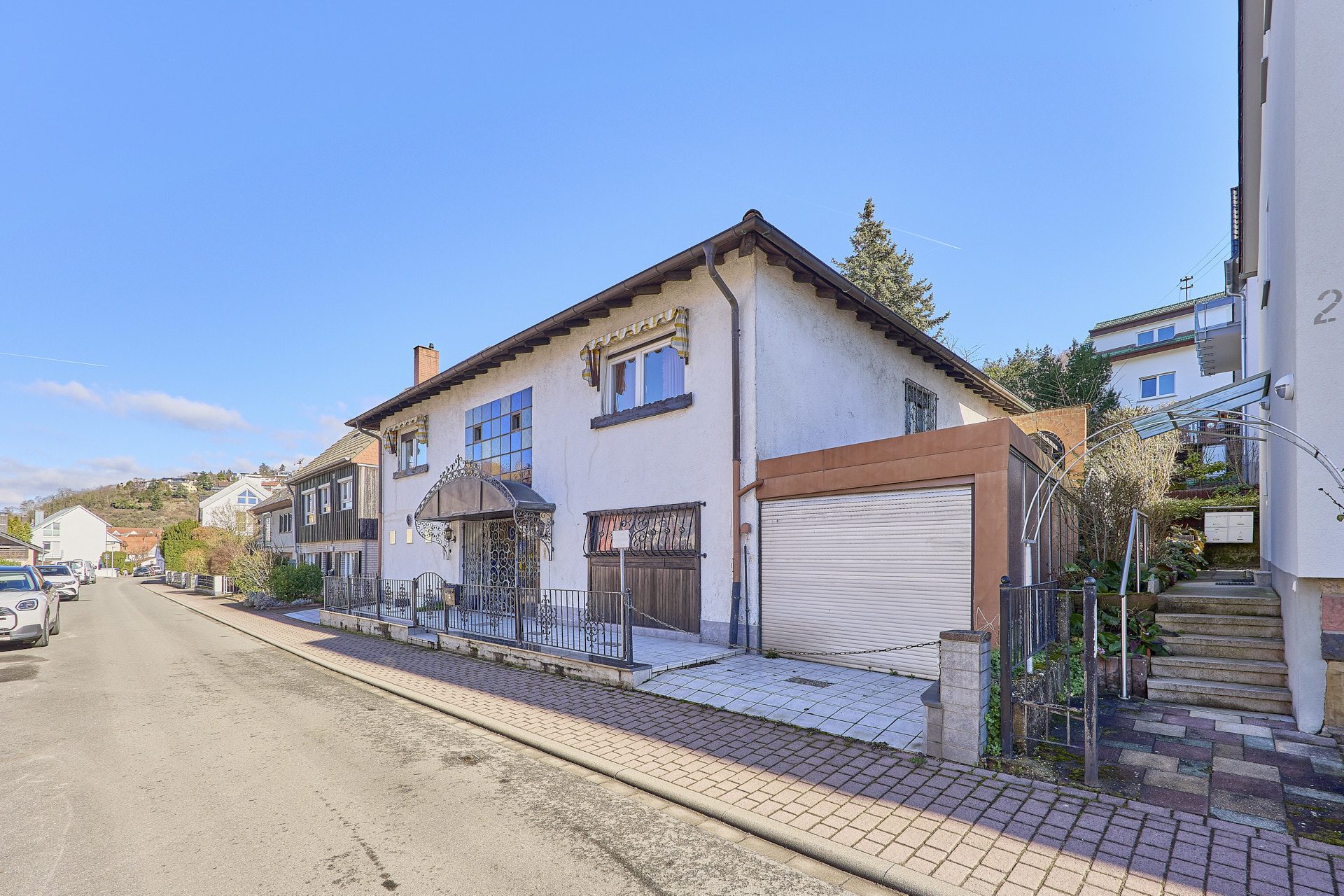 Immobilienangebot - Schriesheim - Alle - Großzügig wohnen in begehrter Lage:
Rarität mit großer Terrasse, Wellnessbereich und zwei Garagen