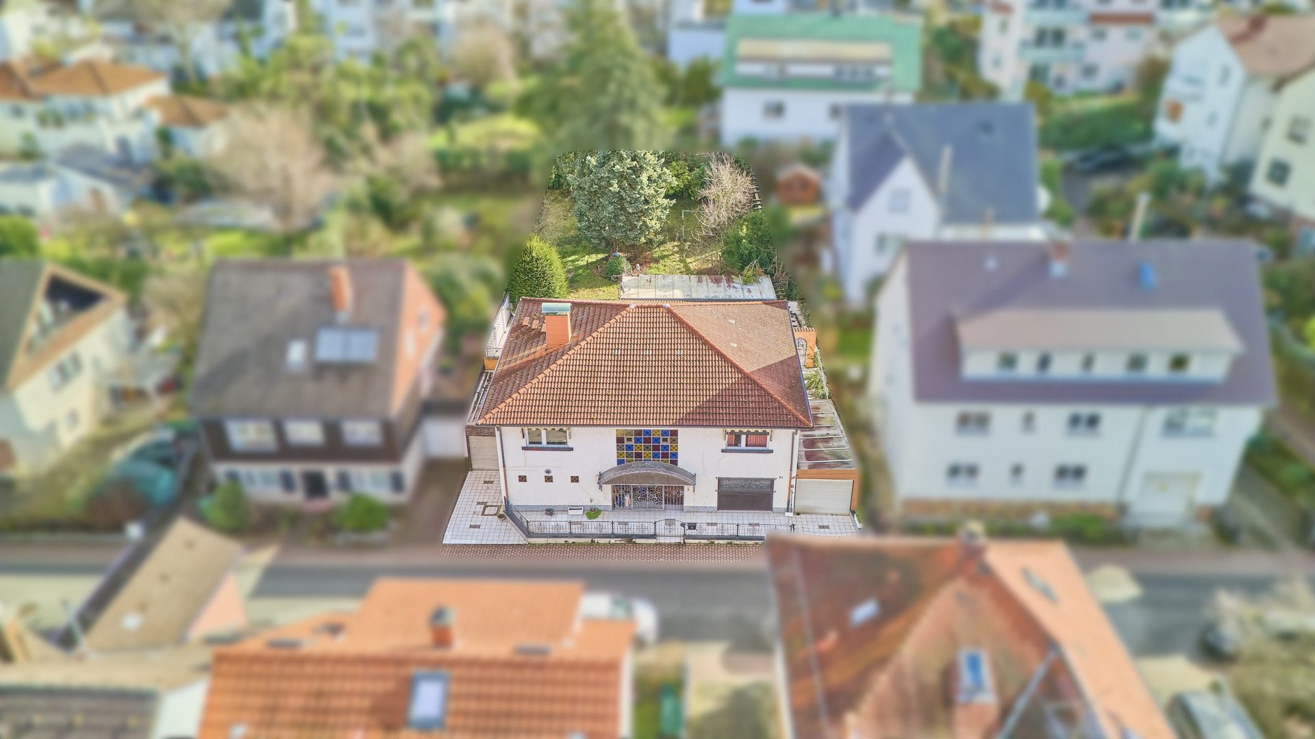 Immobilienangebot - Schriesheim - Alle - Großzügig wohnen in begehrter Lage:
Rarität mit großer Terrasse, Wellnessbereich und zwei Garagen
