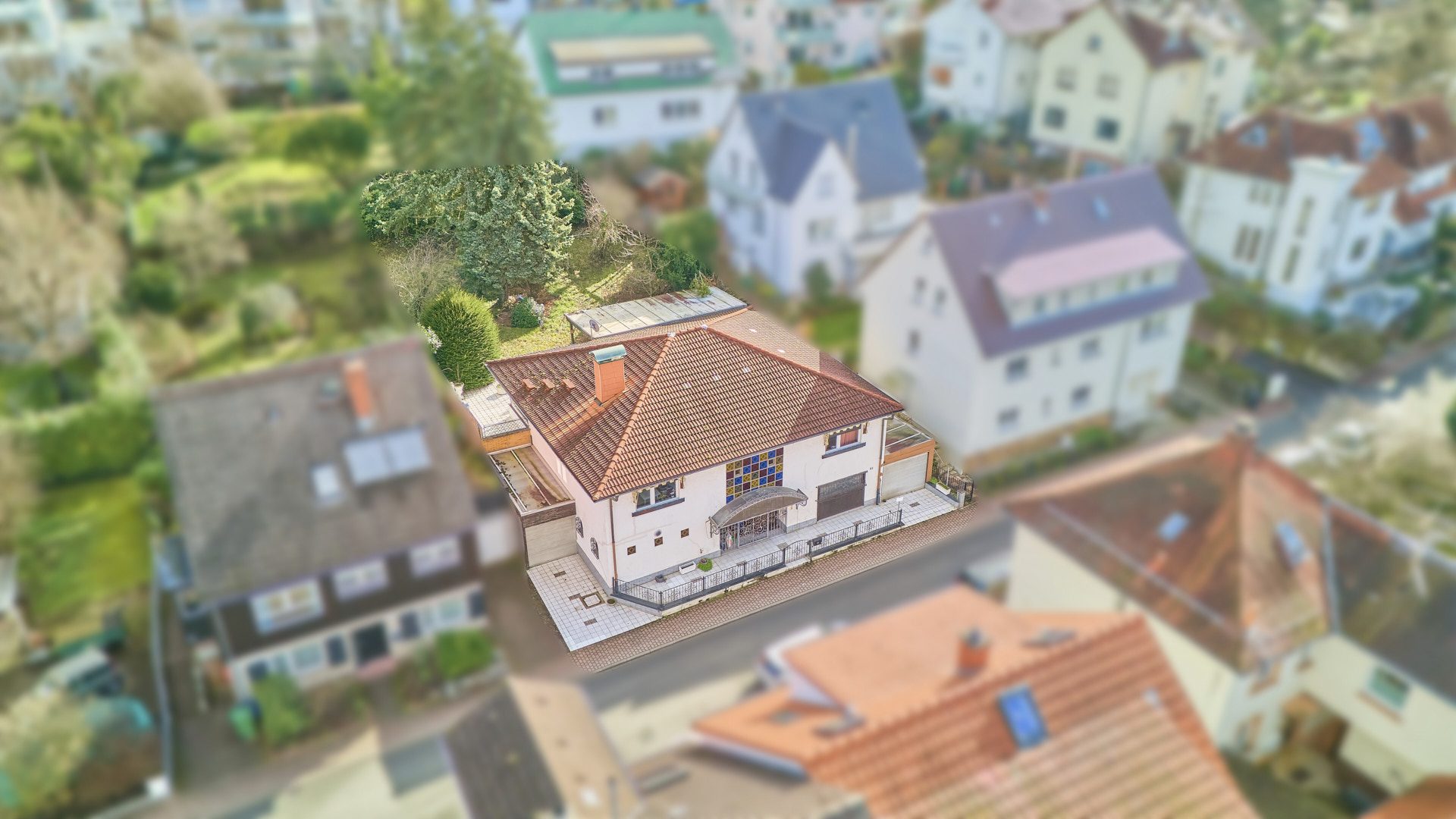 Immobilienangebot - Schriesheim - Alle - Großzügig wohnen in begehrter Lage:
Rarität mit großer Terrasse, Wellnessbereich und zwei Garagen