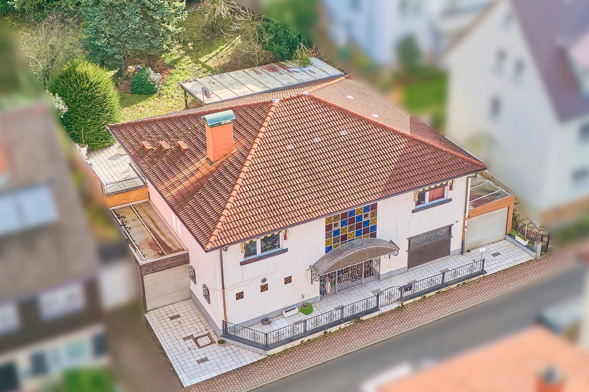 Immobilienangebot - Schriesheim - Alle - Großzügig wohnen in begehrter Lage:
Rarität mit großer Terrasse, Wellnessbereich und zwei Garagen