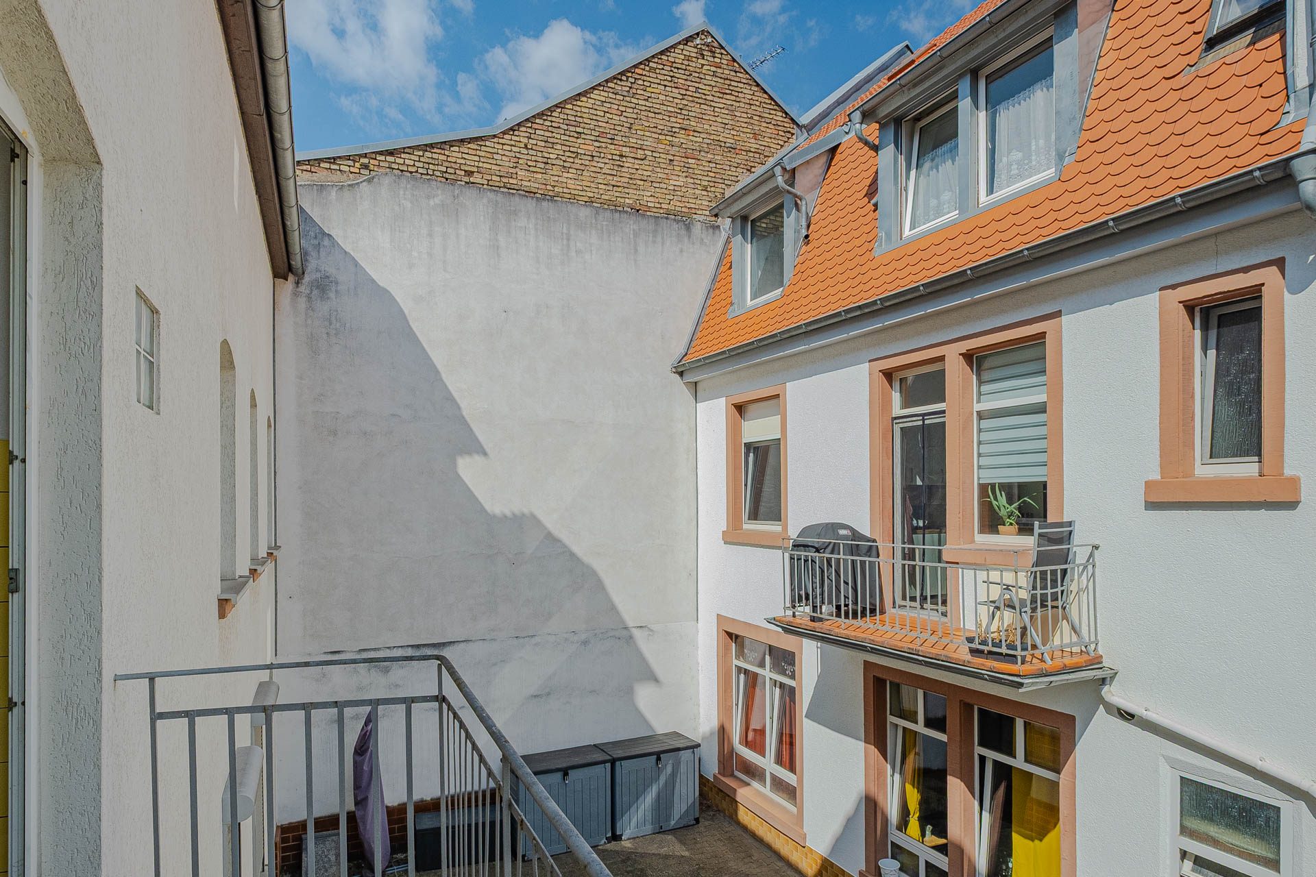 Immobilienangebot - Heidelberg - Alle - Weststadt: 3 Mehrfamilienhäuser auf einem Anwesen mit kleiner Gewerbeeinheit und 2 Innenhöfen
