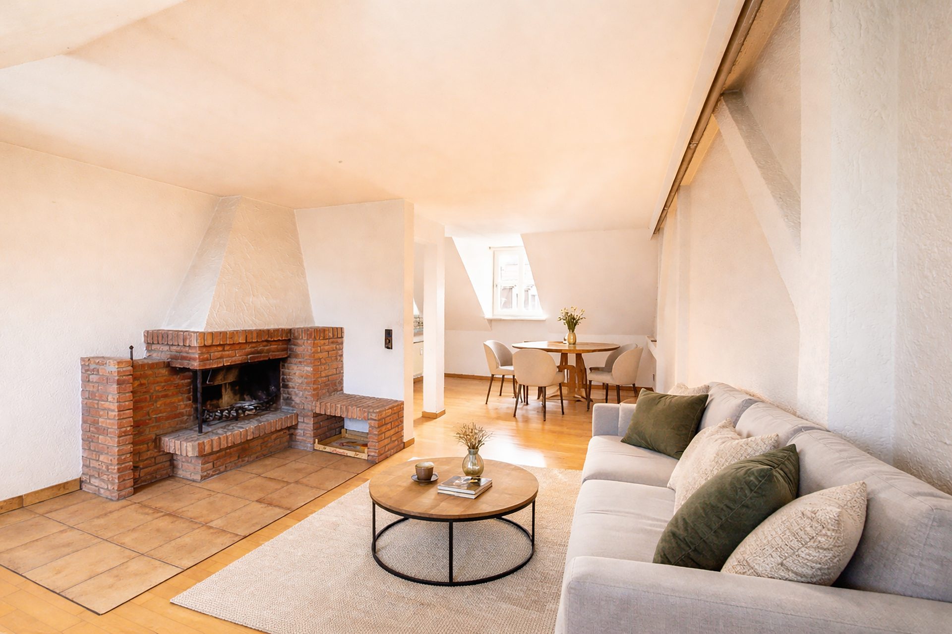 Immobilienangebot - Heidelberg - Alle - Bestlage der Heidelberger Altstadt: 2-Zimmer-Dachgeschosswohnung mit Kamin und Schlossblick