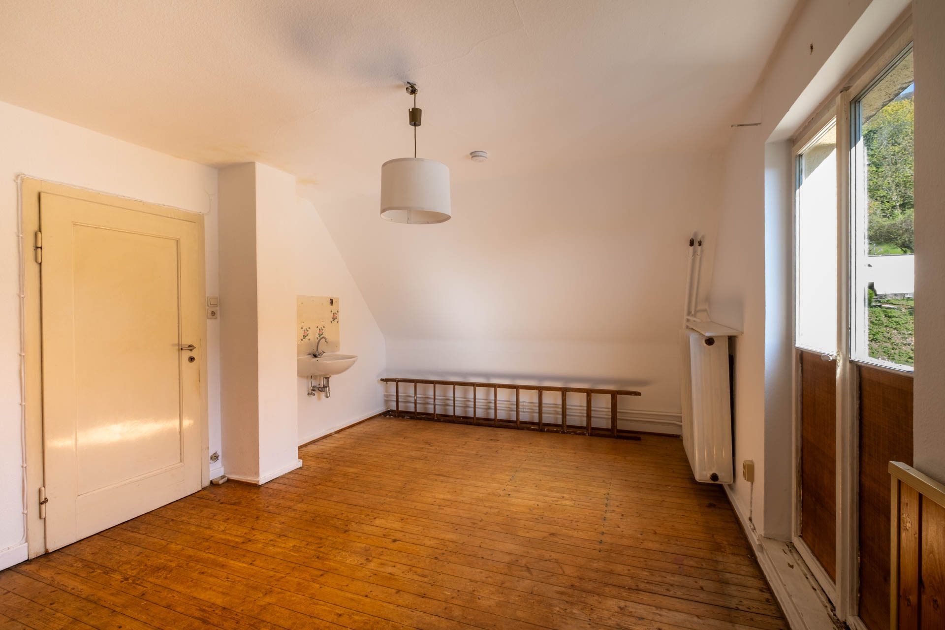 Immobilienangebot - Heidelberg - Alle - Sanierungsbedürftiges Einfamilienhaus mit 7 Zimmern, 2 Balkonen, Garten und Stellplatz