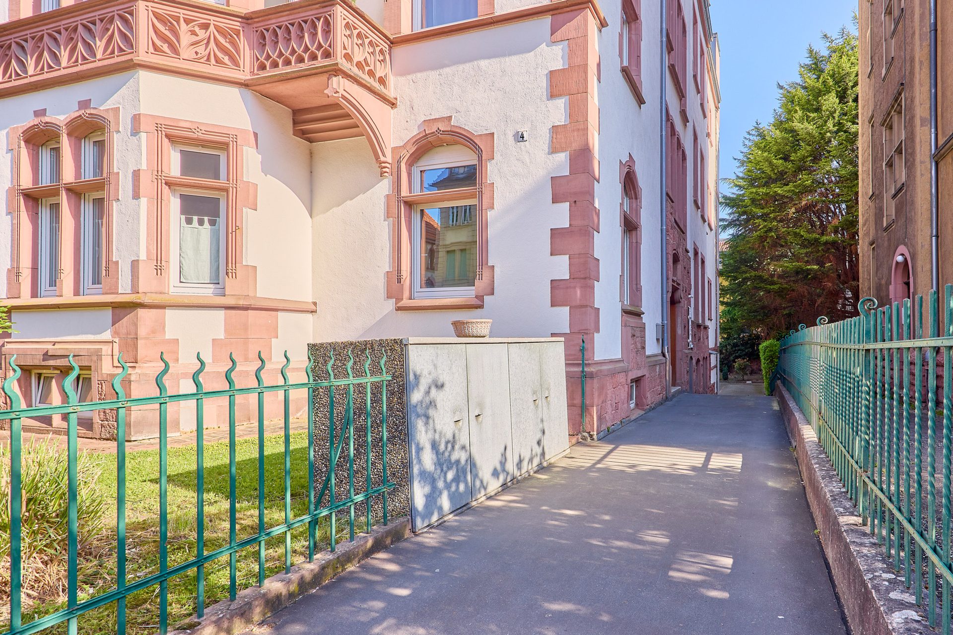 Immobilienangebot - Heidelberg - Alle - Altbaujuwel in der Heidelberger Weststadt: repräsentative 6-Zimmer-Wohnung mit Stellplatz und Balkon