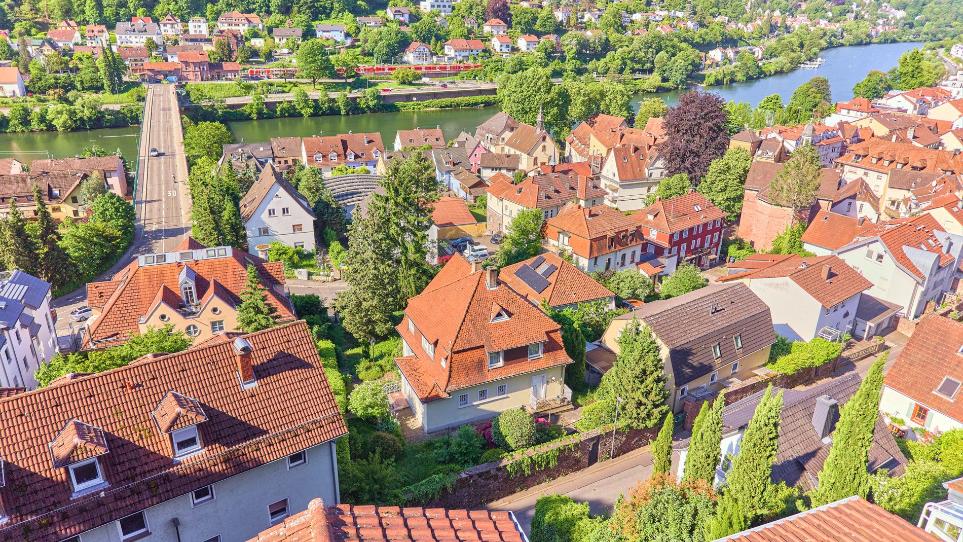 Immobilienangebot - Heidelberg - Alle - Grün und stadtnah wohnen: Stilvolles Einfamilienhaus mit parkähnlichem Garten und Ausbaupotential