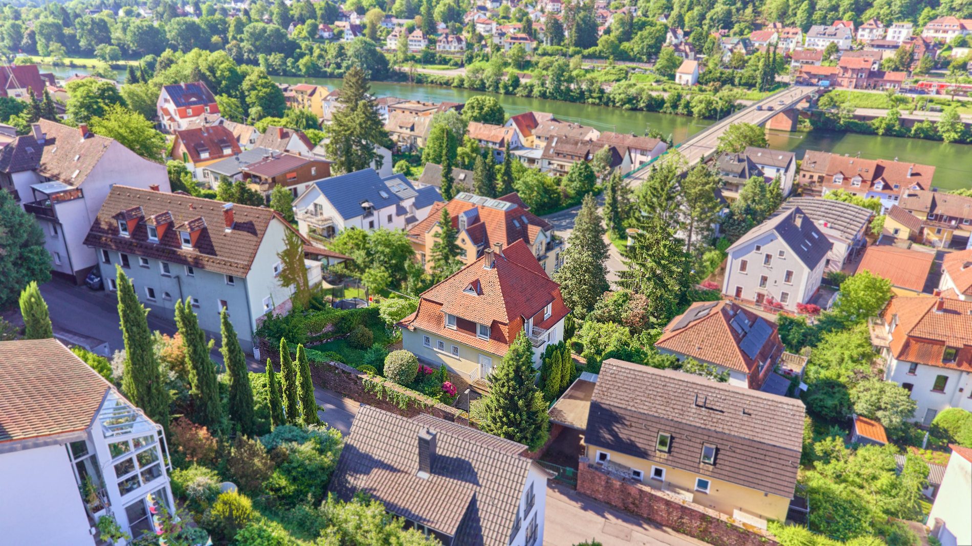 Immobilienangebot - Heidelberg - Alle - Grün und stadtnah wohnen: Stilvolles Einfamilienhaus mit parkähnlichem Garten und Ausbaupotential
