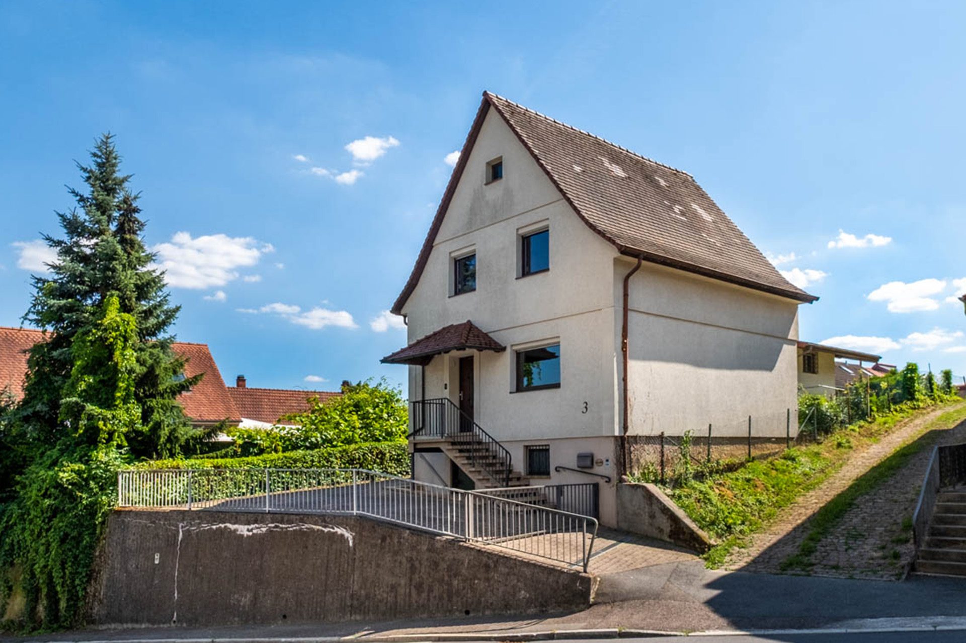 Immobilienangebot - Bammental - Alle - Klein, aber kann fein werden: Wohnhaus mit Garten, kleiner Garage und Gestaltungspotenzial