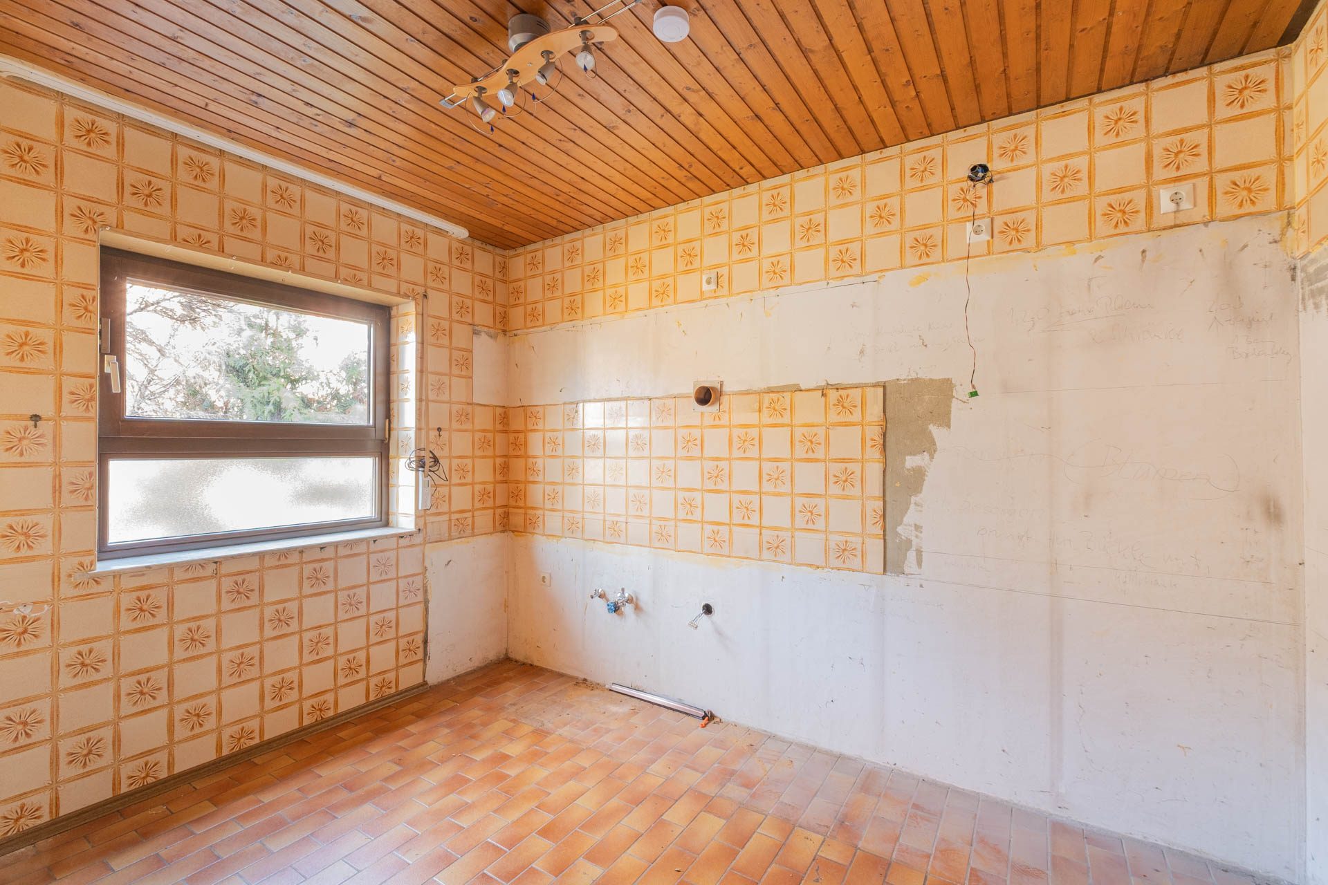 Immobilienangebot - Hockenheim - Alle - Erbpachtanwesen in Hockenheim: Doppelhaushälfte mit Garten, Garage und Gestaltungspotenzial
