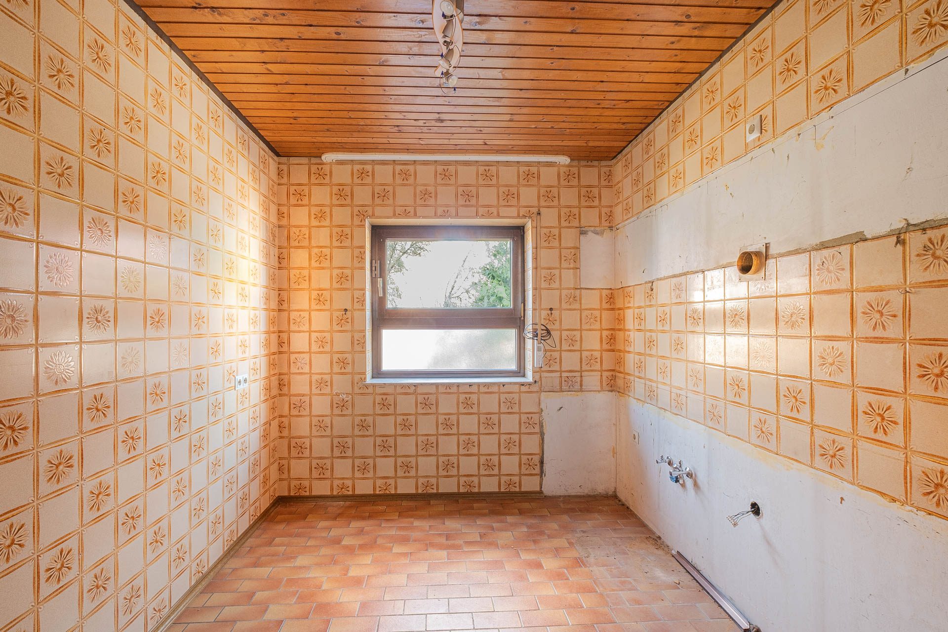 Immobilienangebot - Hockenheim - Alle - Erbpachtanwesen in Hockenheim: Doppelhaushälfte mit Garten, Garage und Gestaltungspotenzial