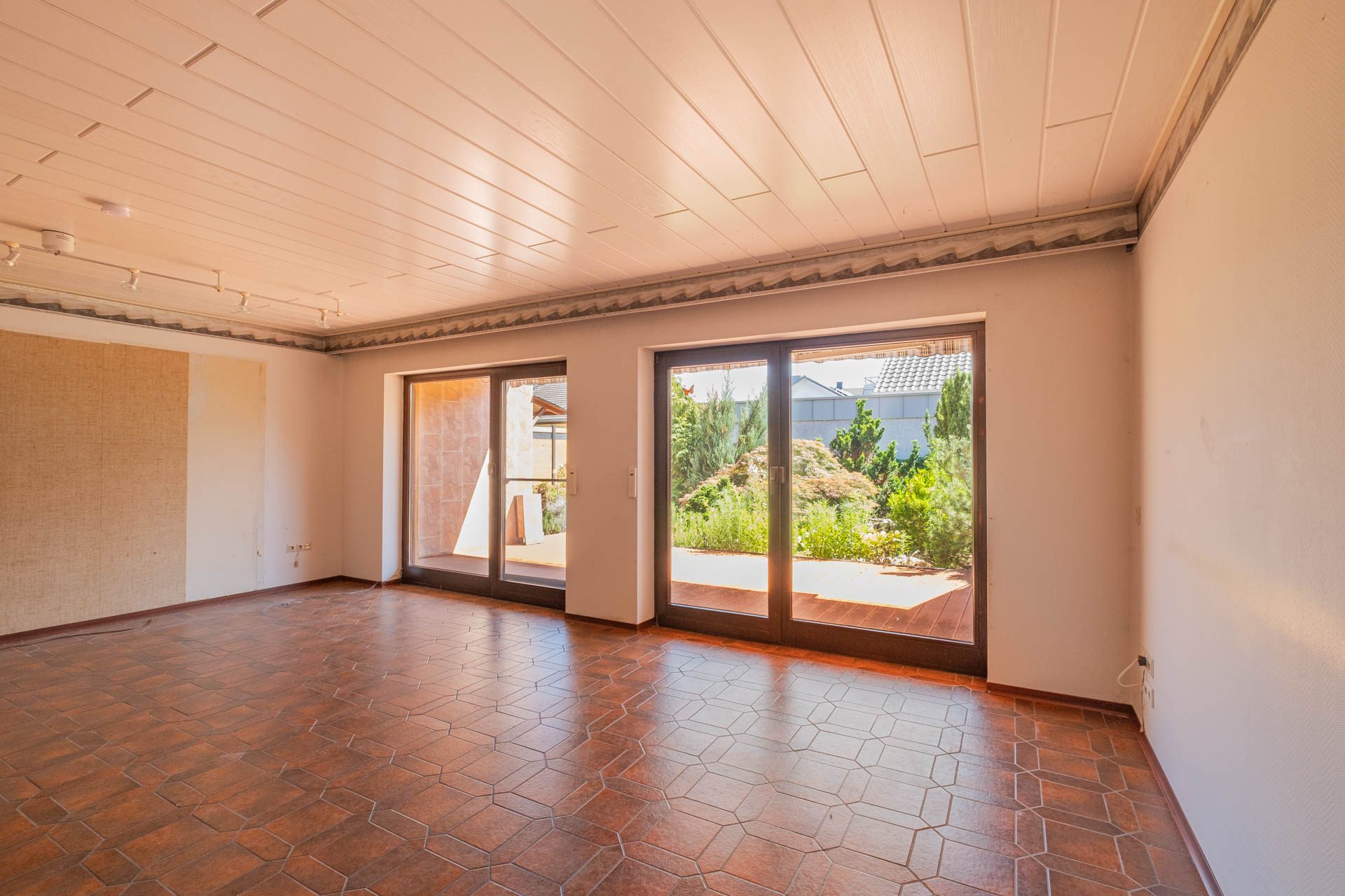 Immobilienangebot - Hockenheim - Alle - Erbpachtanwesen in Hockenheim: Doppelhaushälfte mit Garten, Garage und Gestaltungspotenzial