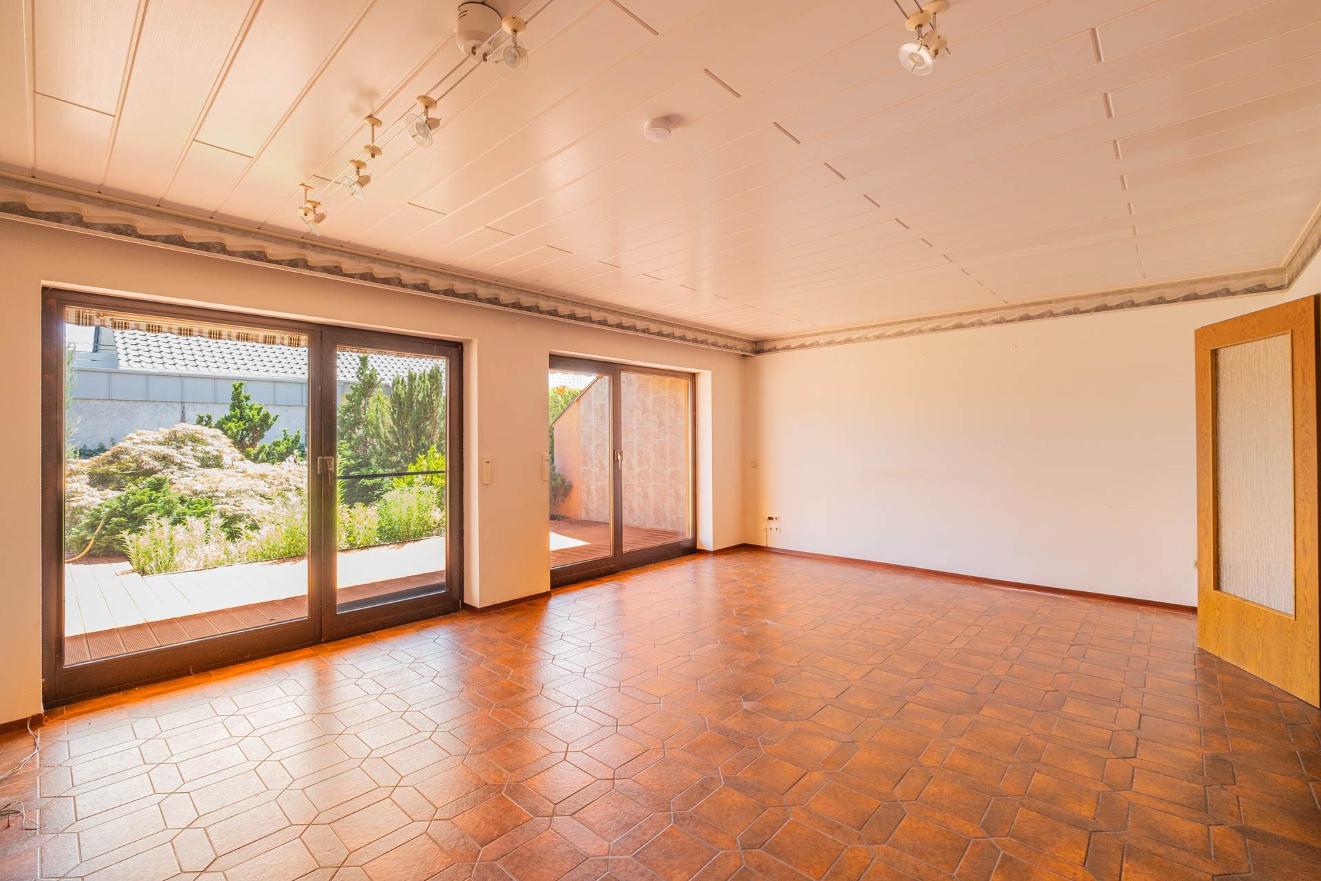 Immobilienangebot - Hockenheim - Alle - Erbpachtanwesen in Hockenheim: Doppelhaushälfte mit Garten, Garage und Gestaltungspotenzial