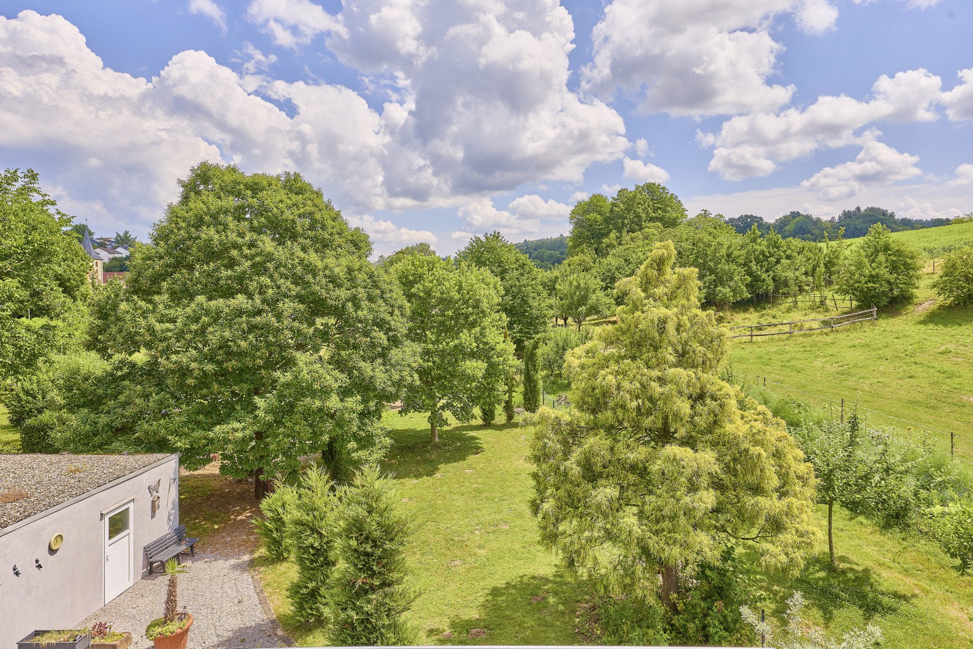 Immobilienangebot - Wiesenbach - Alle - MFH mit weitläufigem Garten, Naturblick und Urlaubsgefühlen - ideal für Eigennutzer & Kapitalanleger