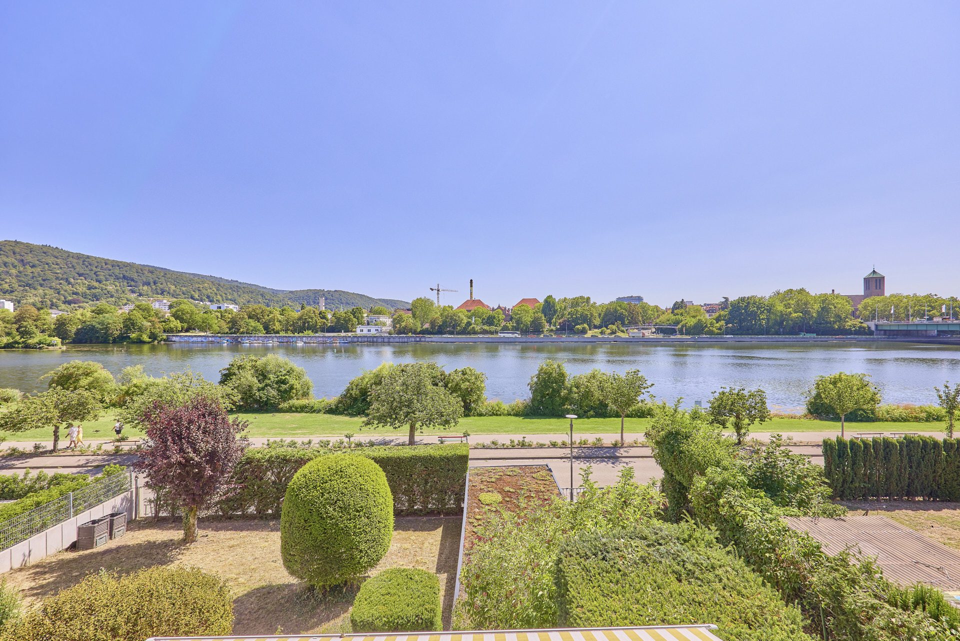 Immobilienangebot - Heidelberg - Alle - Wohnen in erster Reihe: Repräsentative Stadtvilla direkt am Neckar in HD-Neuenheim