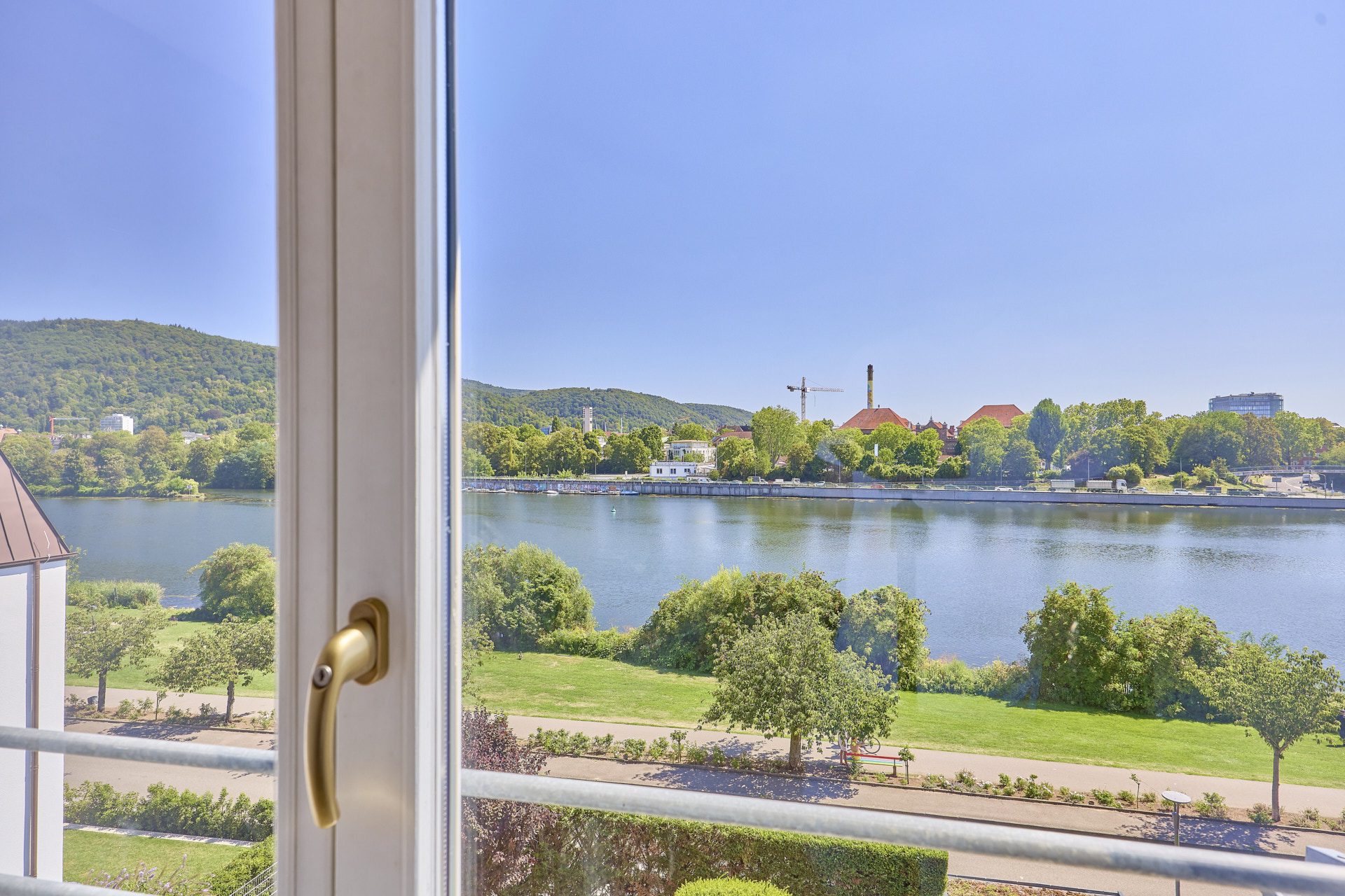 Immobilienangebot - Heidelberg - Alle - Wohnen in erster Reihe: Repräsentative Stadtvilla direkt am Neckar in HD-Neuenheim