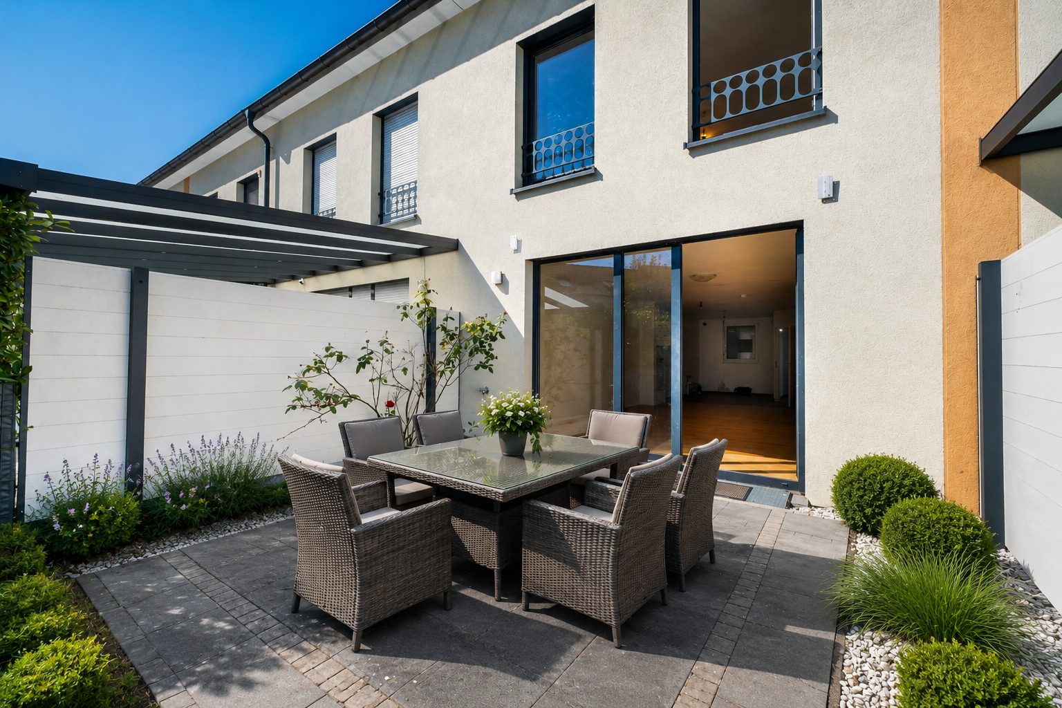 Immobilienangebot - Weinheim - Alle - Sofort einziehen in Weinheim: Renoviertes Reihenhaus mit 5 Zimmern, Garten & zwei Stellplätzen